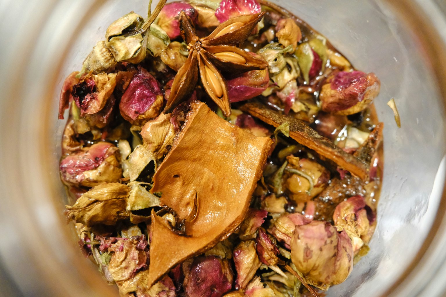 乾燥した花とスパイスが入った瓶の中の混合物