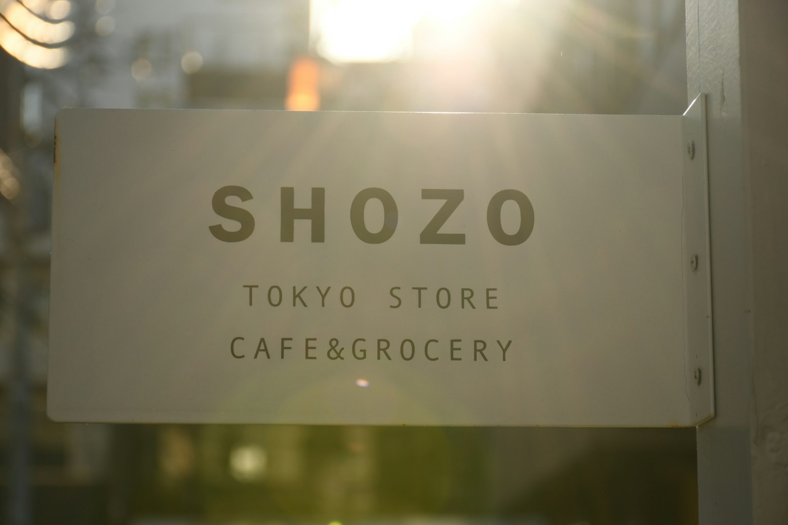 Insegna del negozio e caffè SHOZO a Tokyo