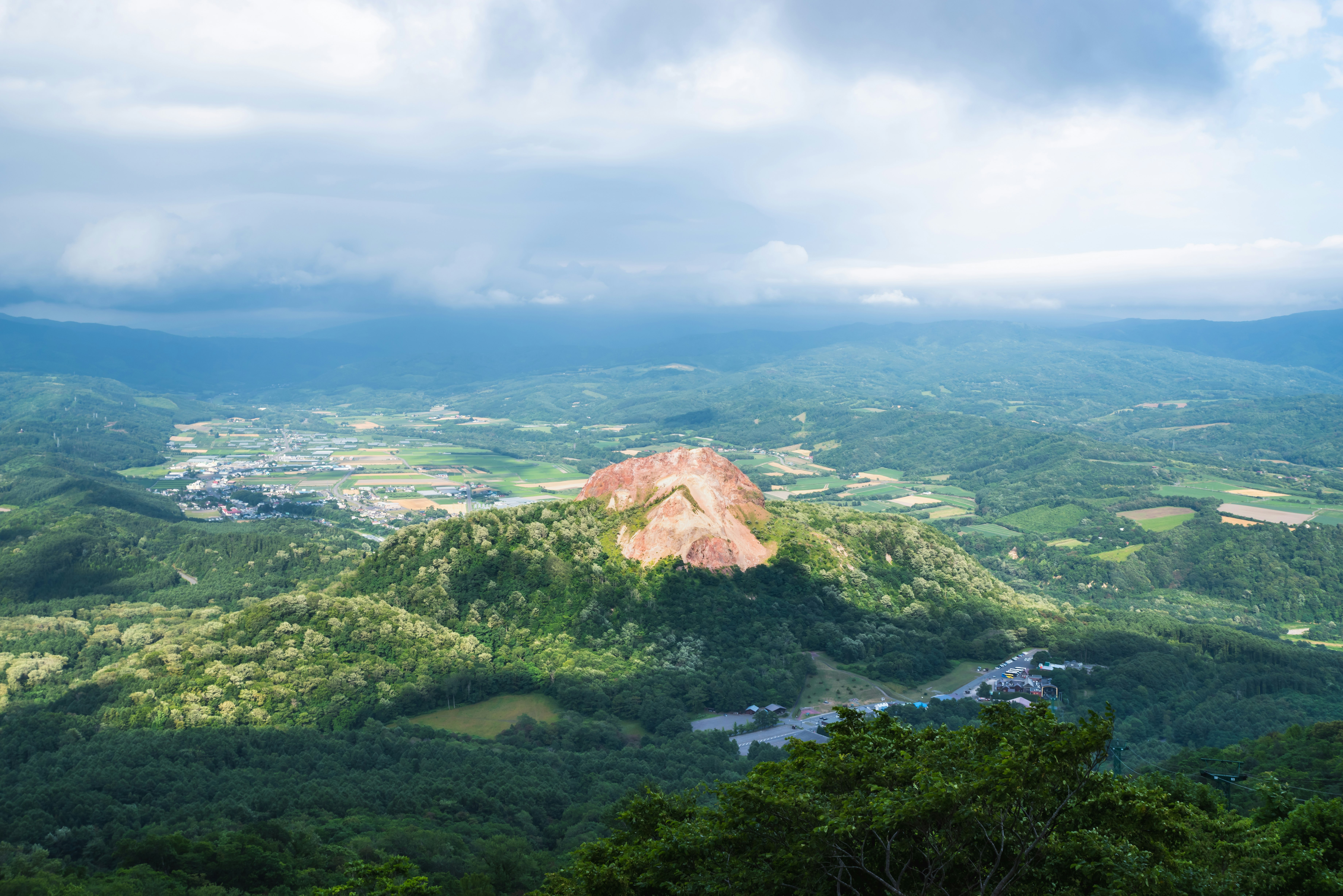 昭和新山と緑の山並みを見下ろす景色