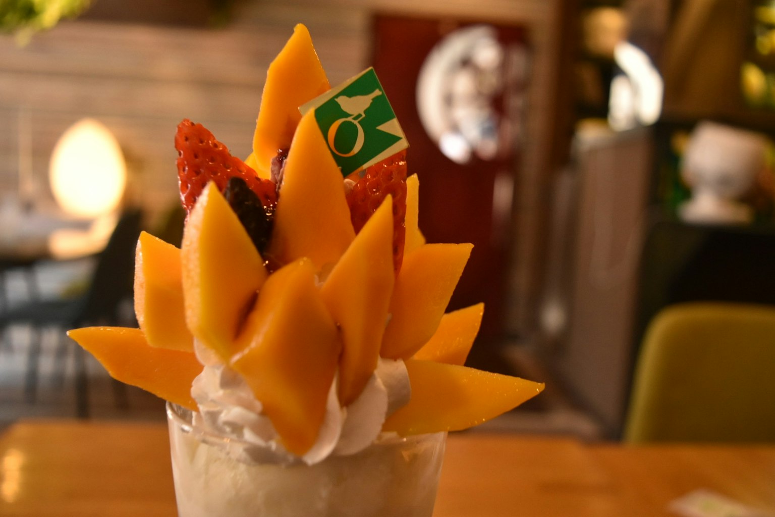 Dessert guarnito con frutta colorata, tra cui mango e fragole