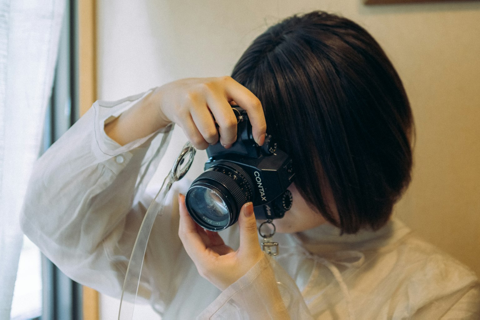 Una donna che scatta una foto con una macchina fotografica