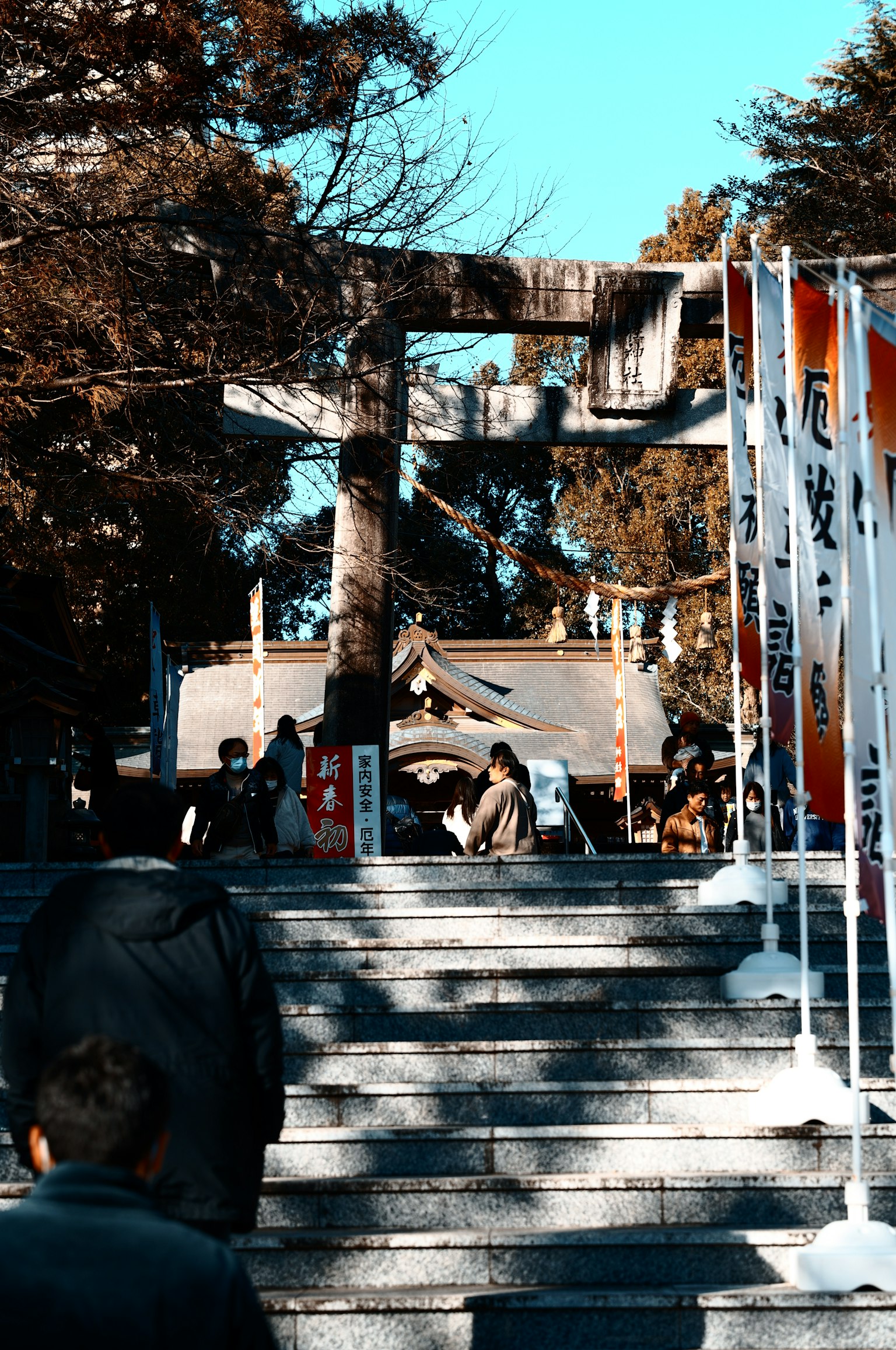 神社的鸟居和阶梯的景观，有游客在