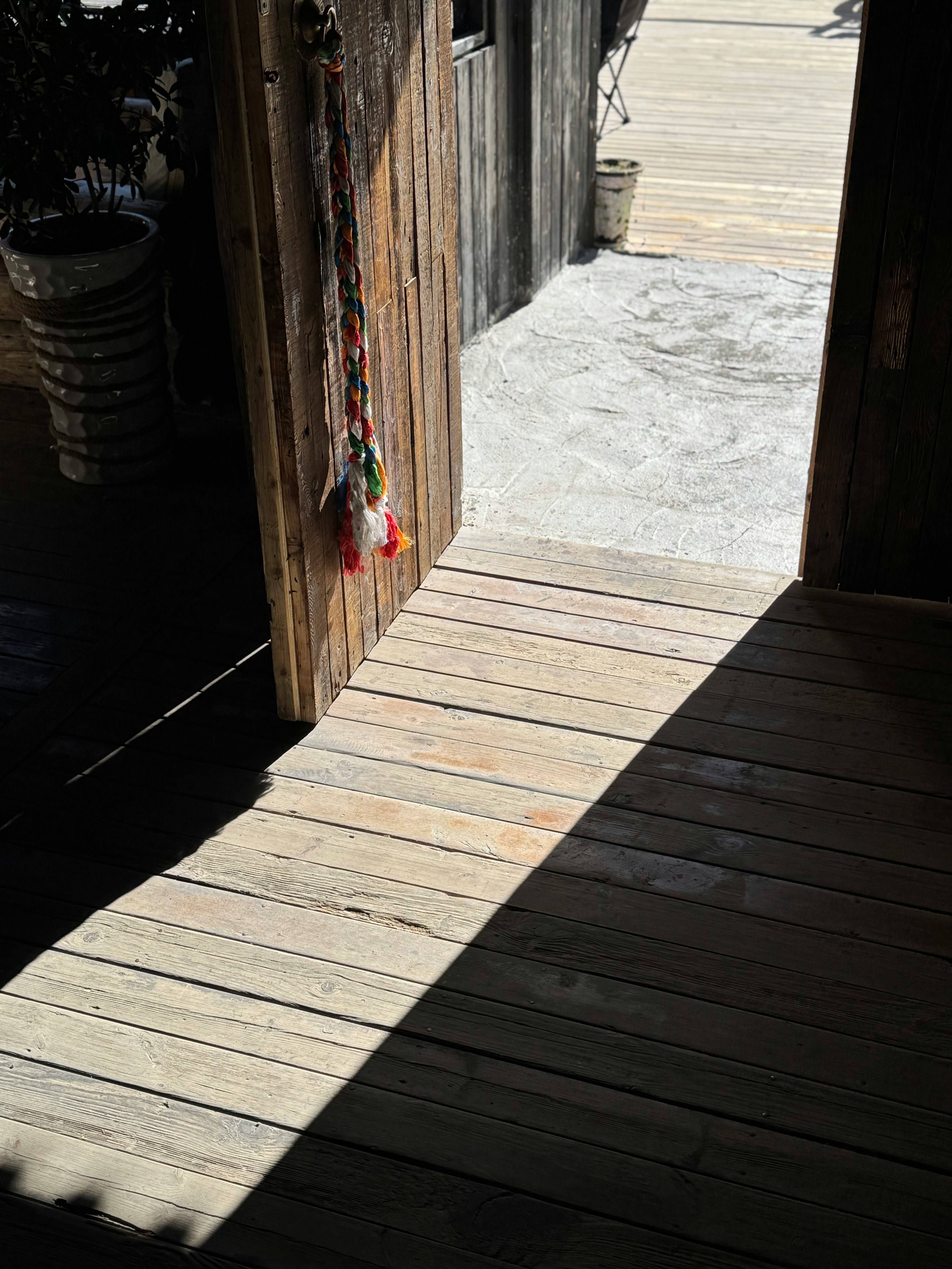 ingresso stretto con pavimento e pareti in legno