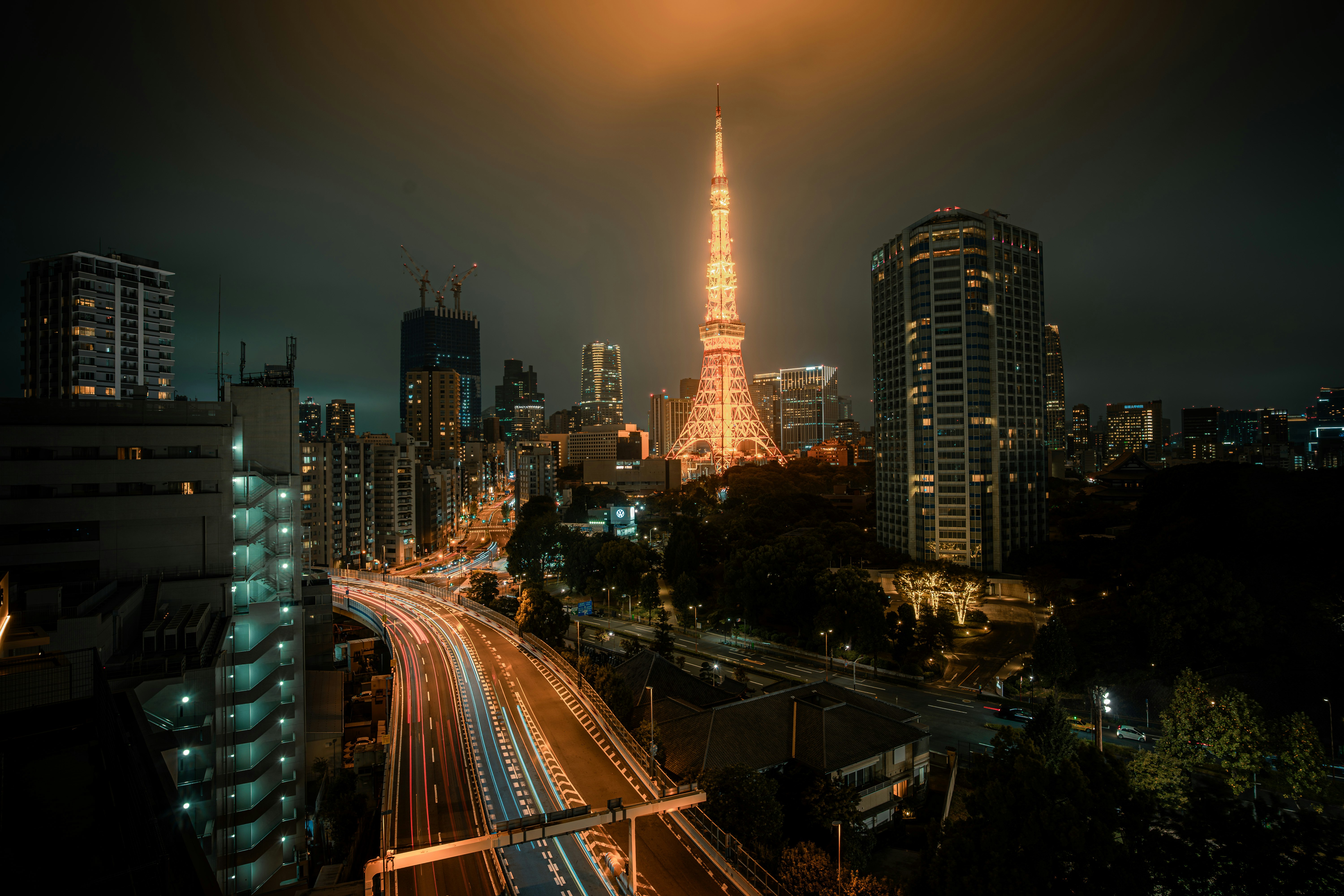 夜景の東京タワーと首都高の車の流れが見える街並み