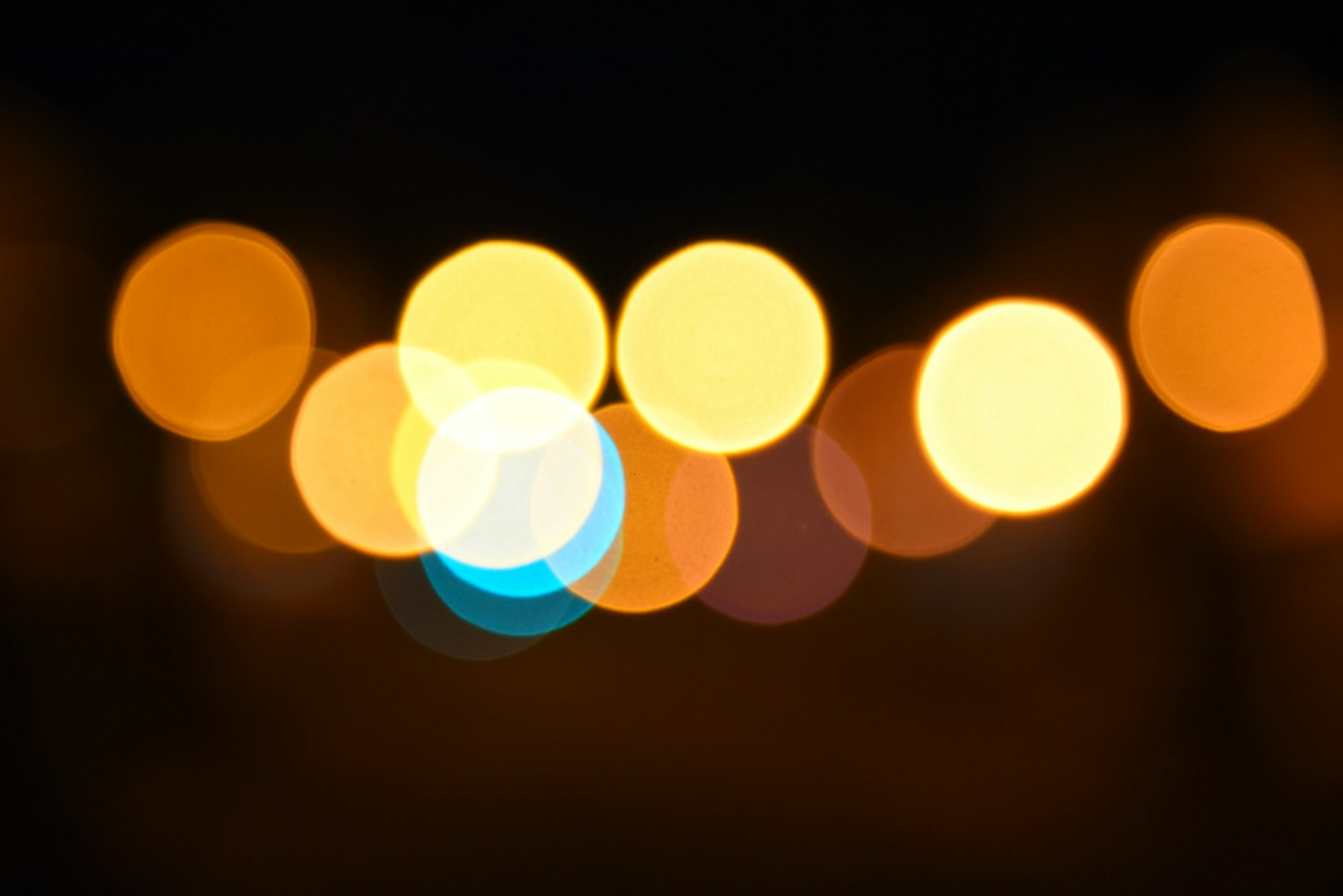 Verschwommene Lichtkreise in einer Nachtszene