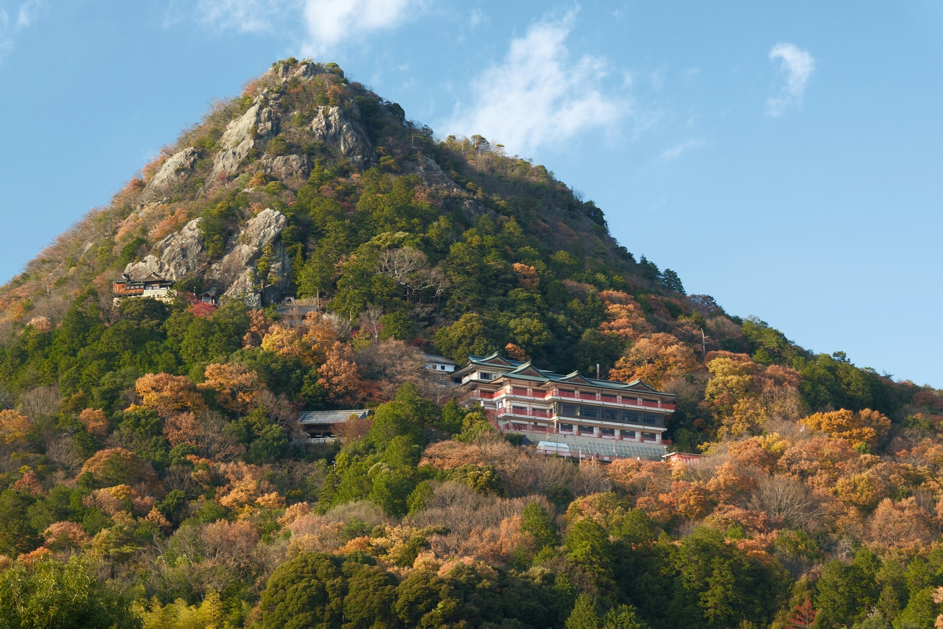 紅葉の山腹に建つ太郎坊宮の社殿と参道の眺め