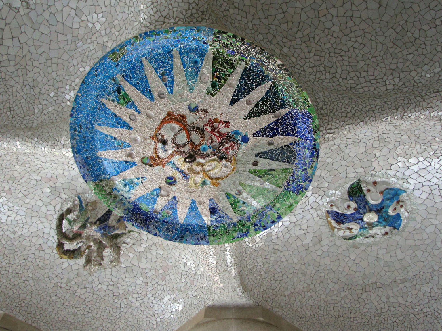 Trần mosaic đầy màu sắc với thiết kế hình tròn màu xanh và các họa tiết phức tạp