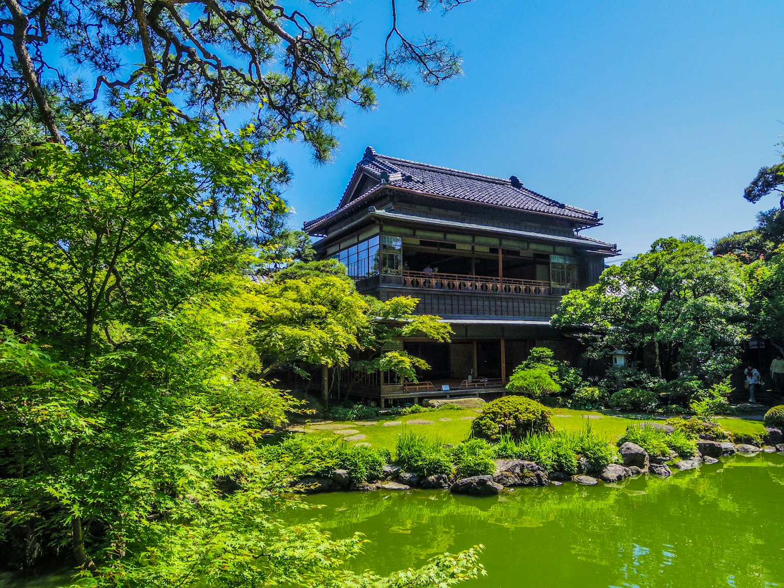 Traditionelles japanisches Haus umgeben von einem schönen Garten und Teich