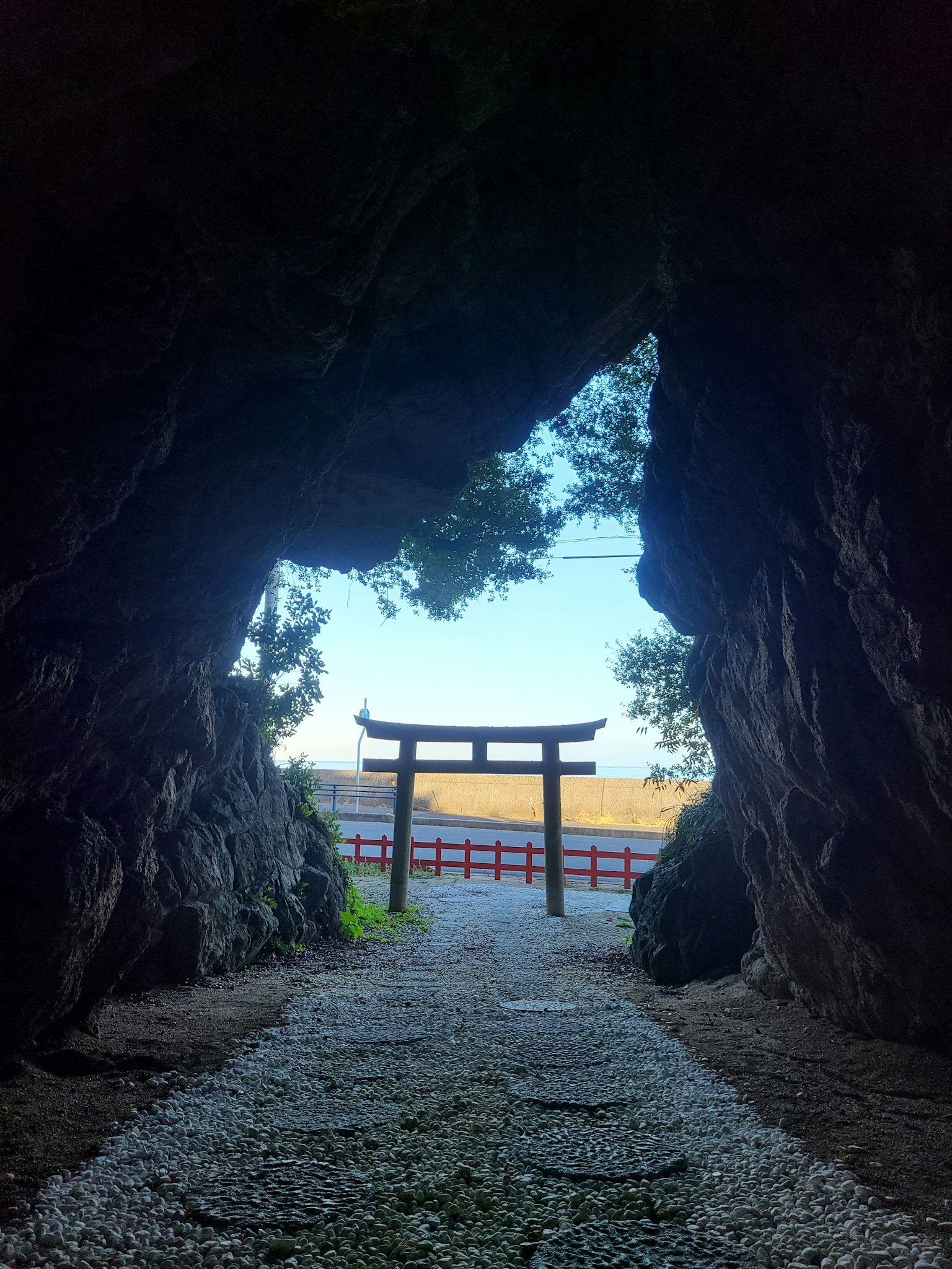 洞口框住的鸟居和蓝天的景色