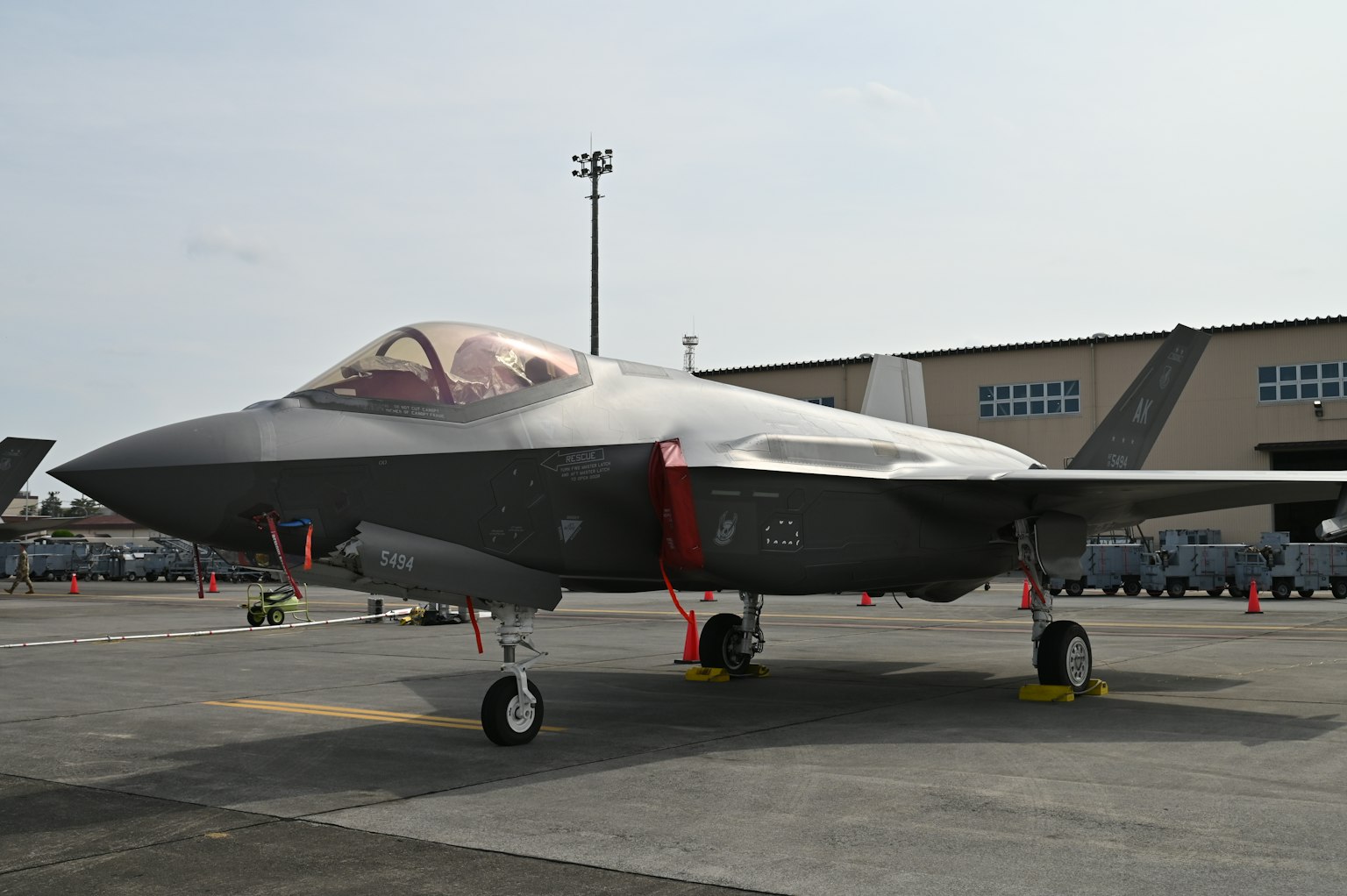 Ein moderner Kampfjet auf der Landebahn geparkt