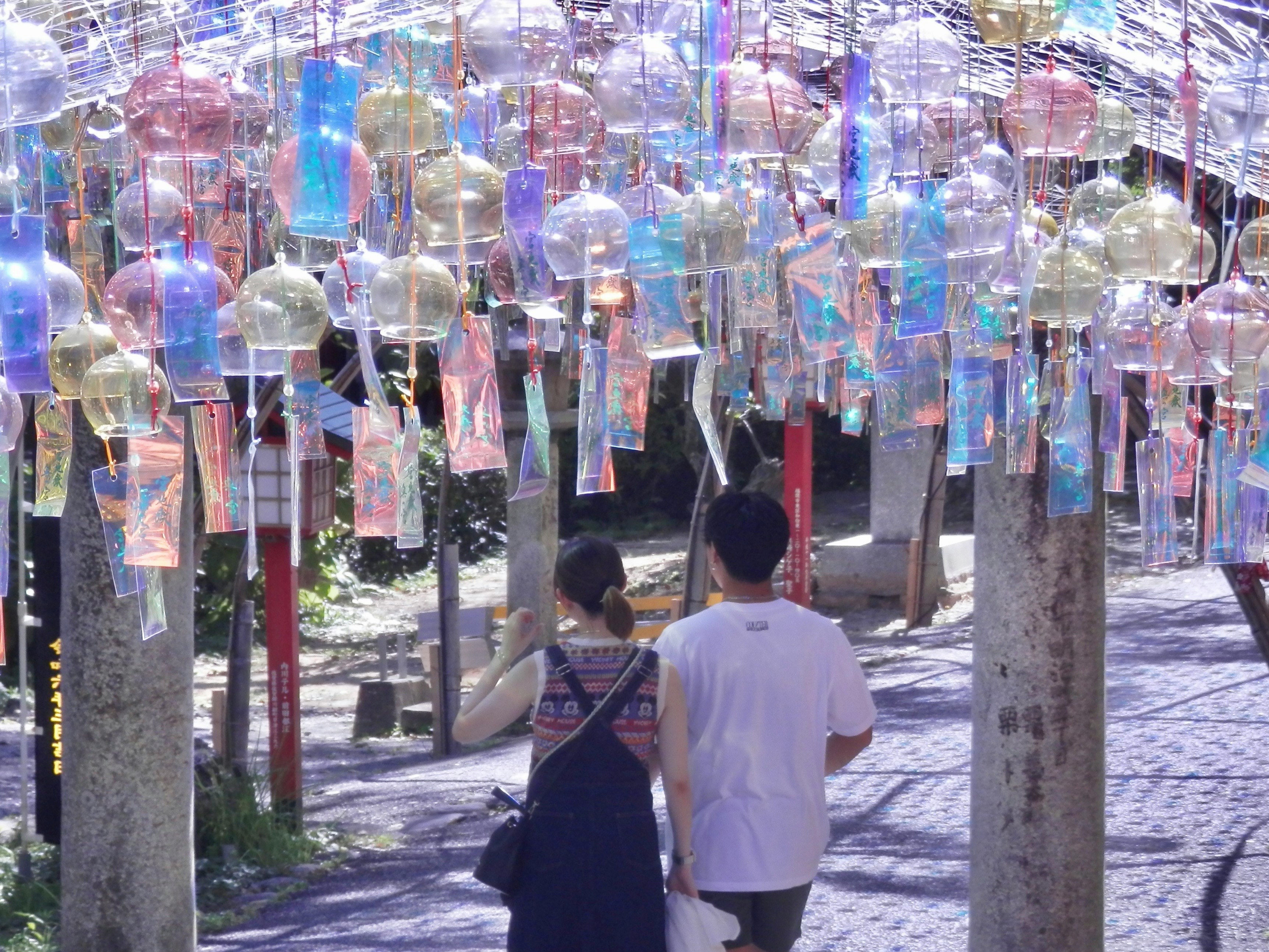 夏の音色を感じる風鈴の並ぶ小道