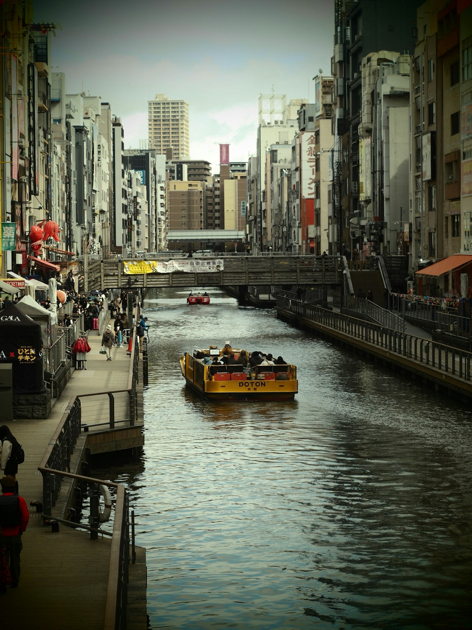 Gelbes Boot auf einem Kanal umgeben von städtischen Gebäuden