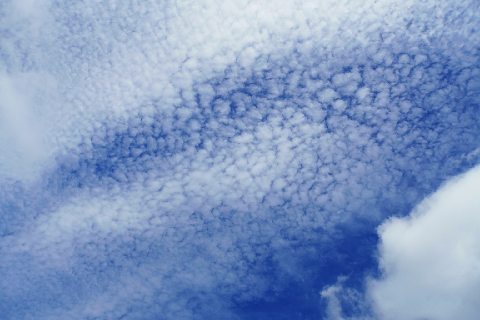 Pola awan yang mengesankan di langit biru