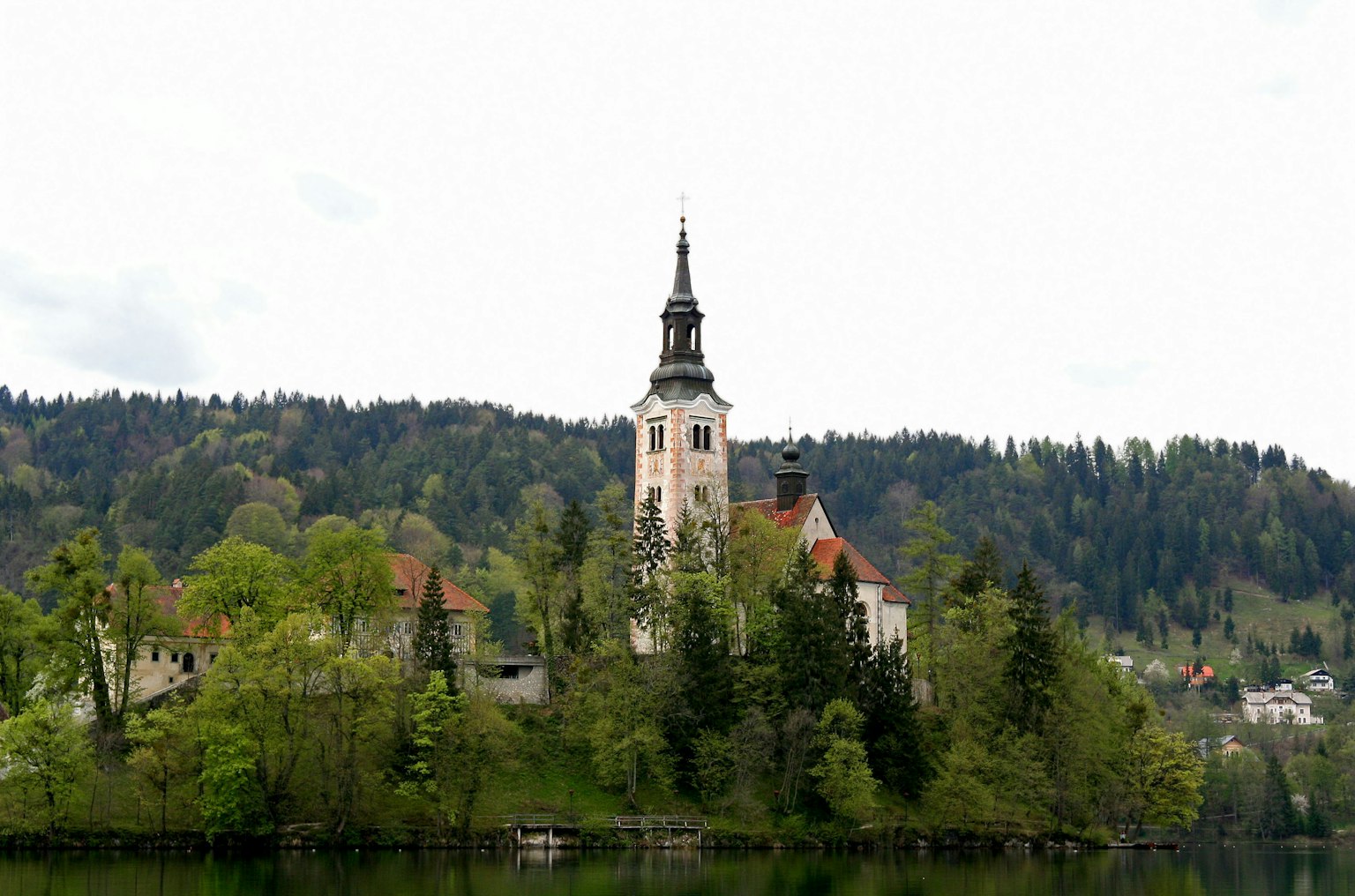 Kirche und historische Gebäude auf einer Insel in einem schönen See