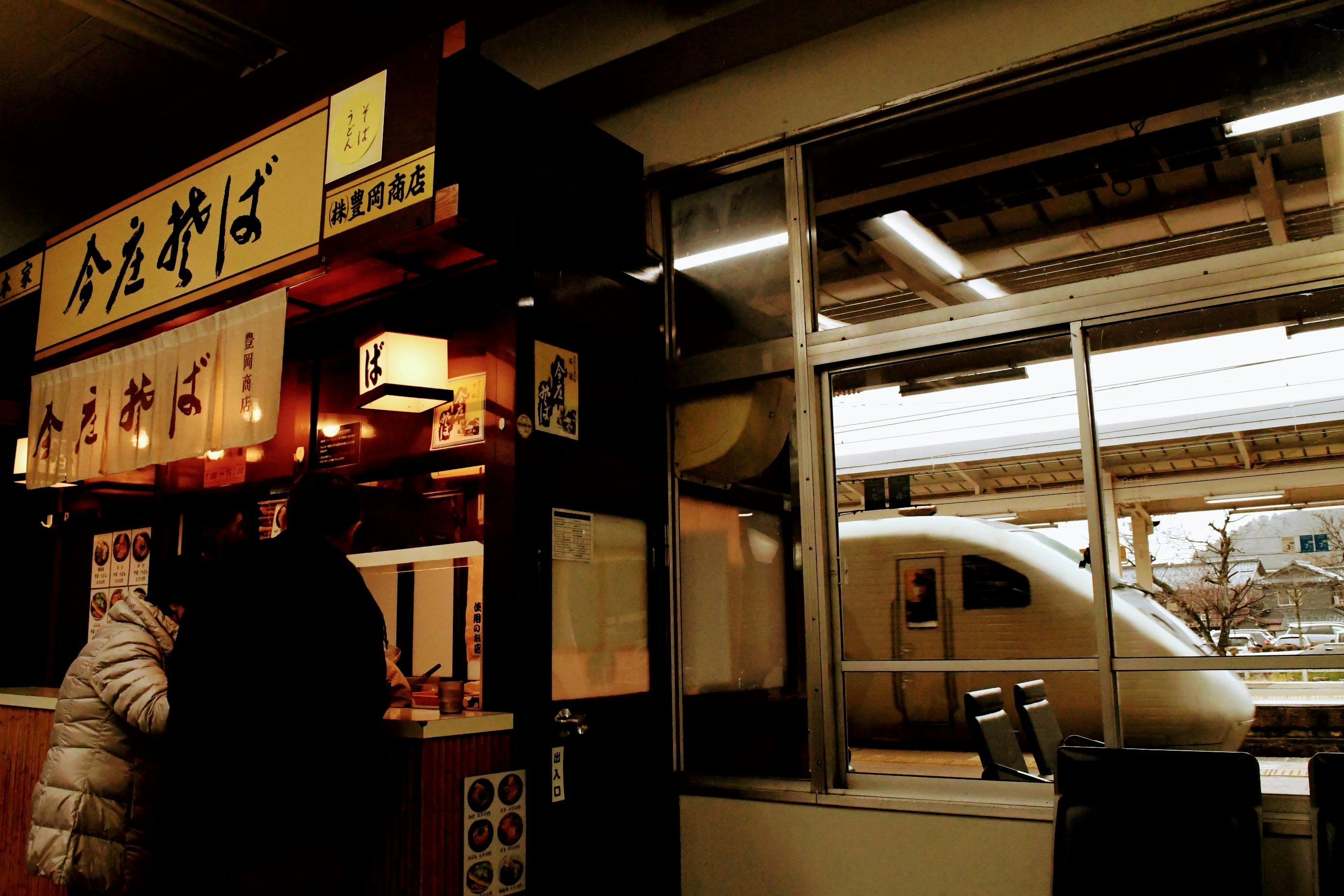 ร้านค้าใกล้สถานีและรถไฟด่วนที่กำลังแล่นผ่าน