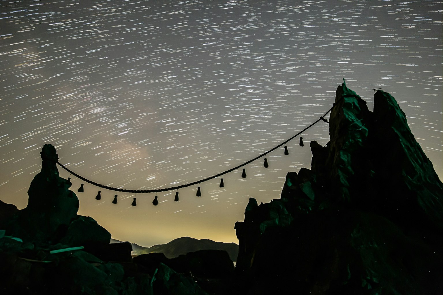 星空下的岩石剪影和懸掛的燈籠
