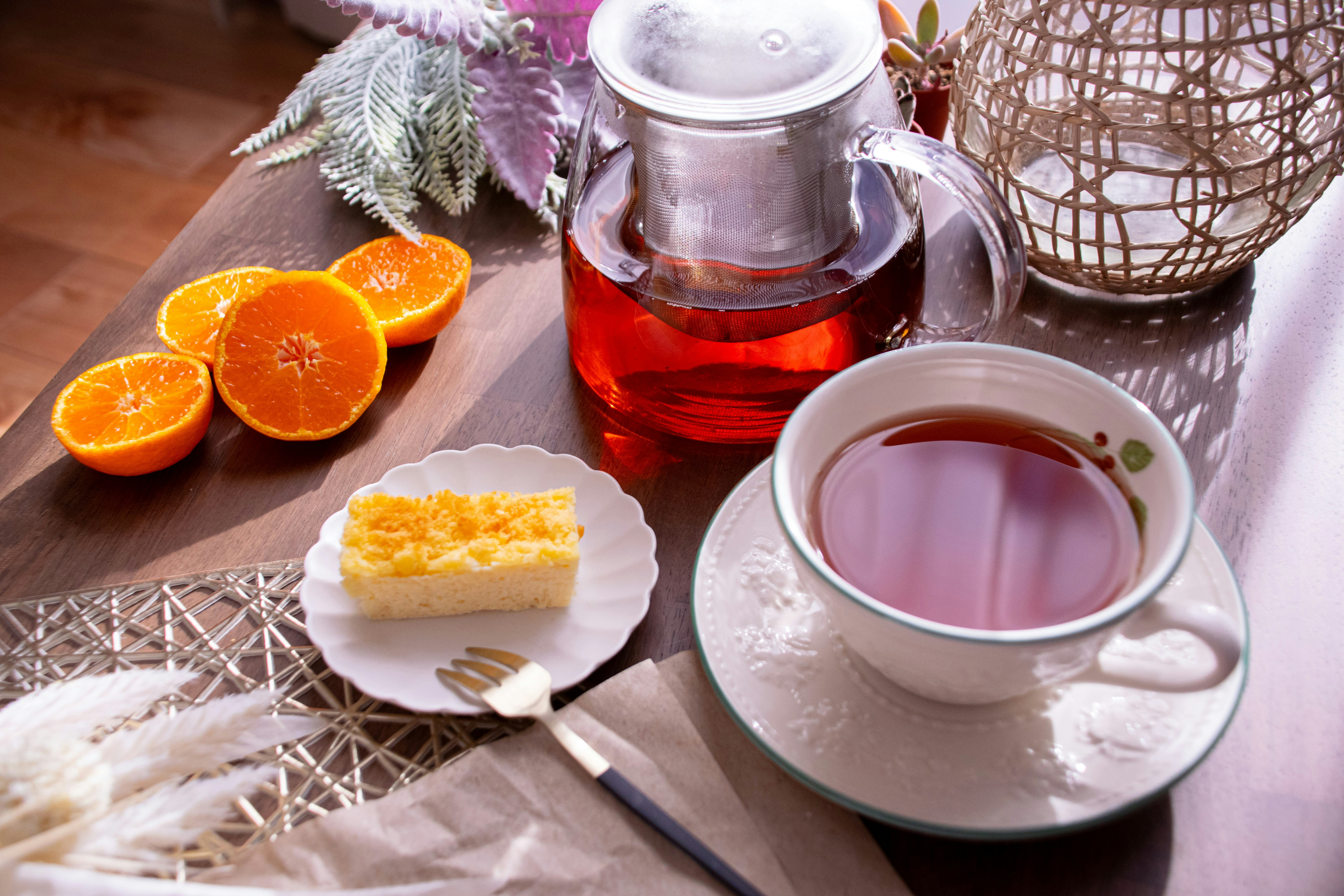 橙片、茶壶和茶杯的下午茶桌面