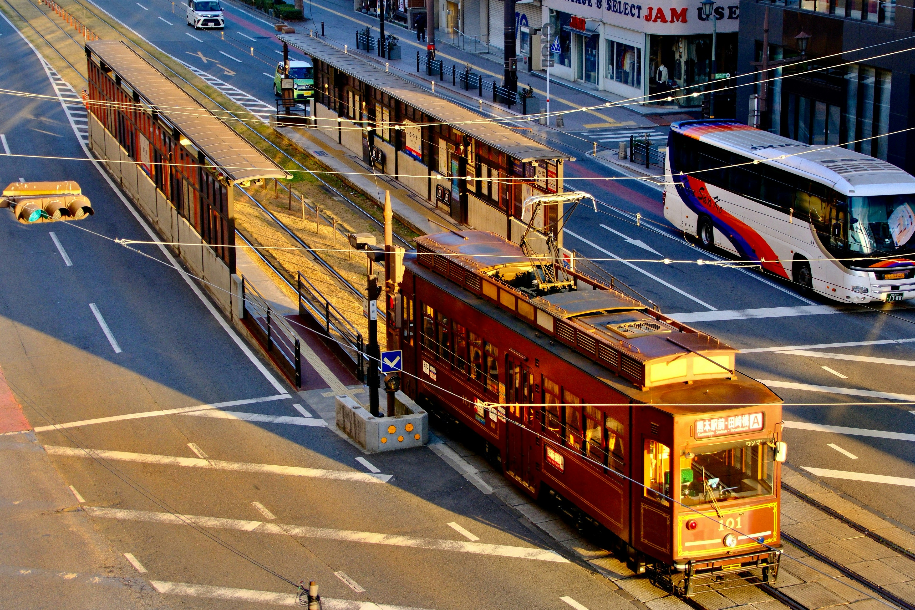 Städtische Kreuzung mit Straßenbahn und Bus