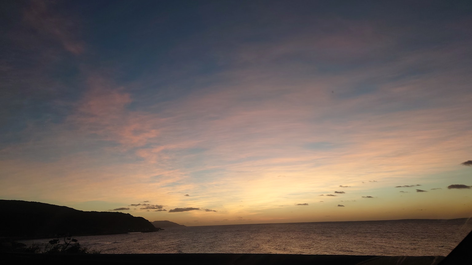 海洋上方柔和雲彩的日落天空的風景