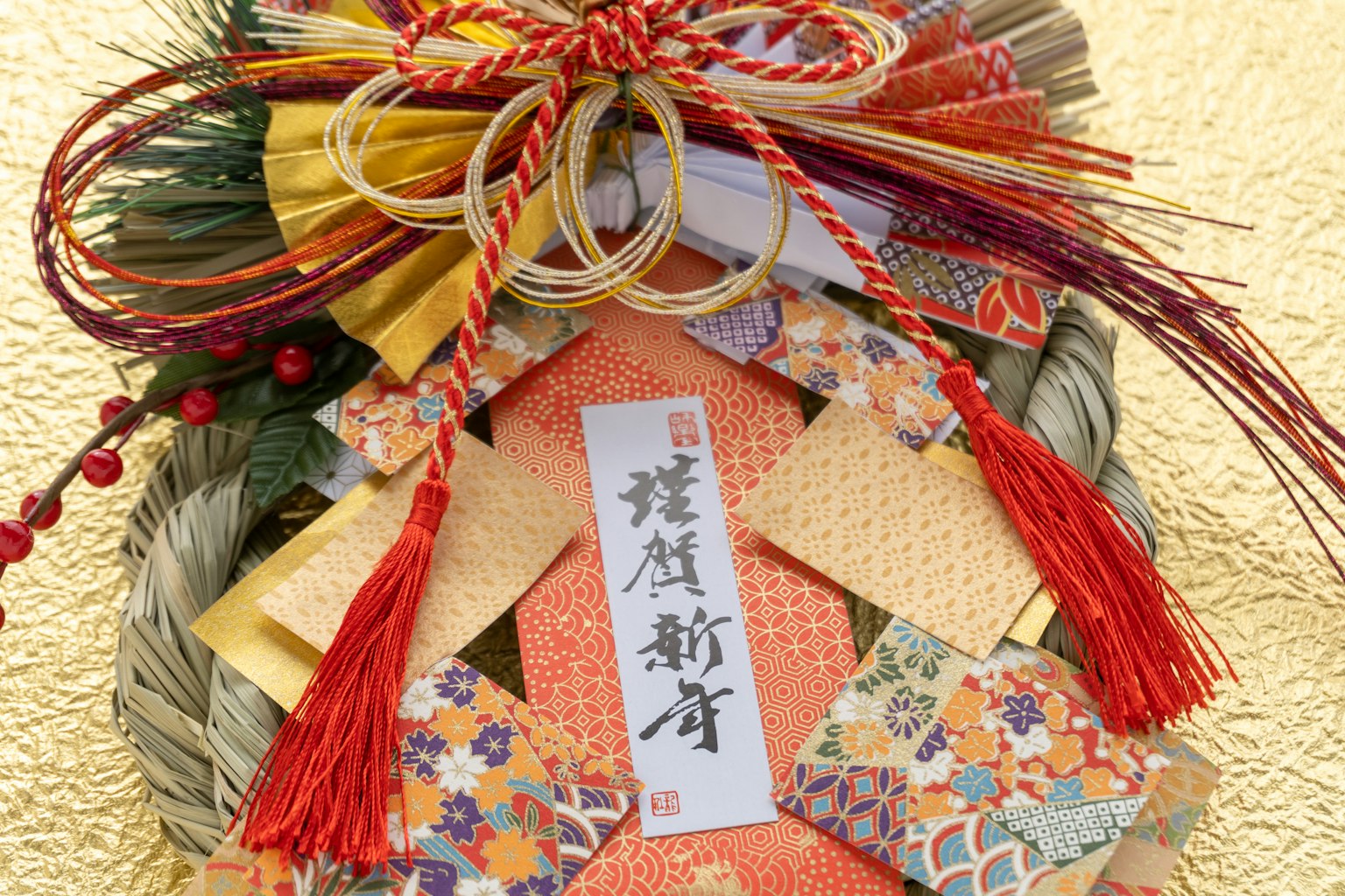 傳統日本新年裝飾，帶有色彩斑斕的和紙和注連繩花環