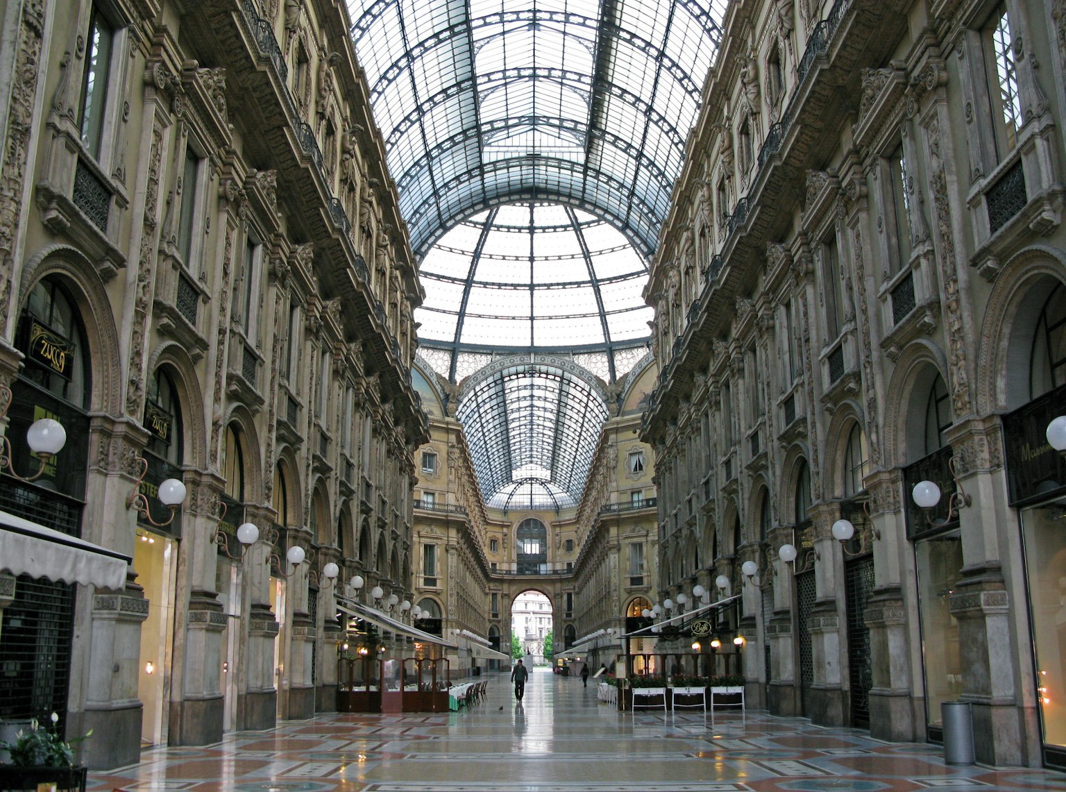 Interno della Galleria di Milano con un bellissimo soffitto ad arco e muri in pietra