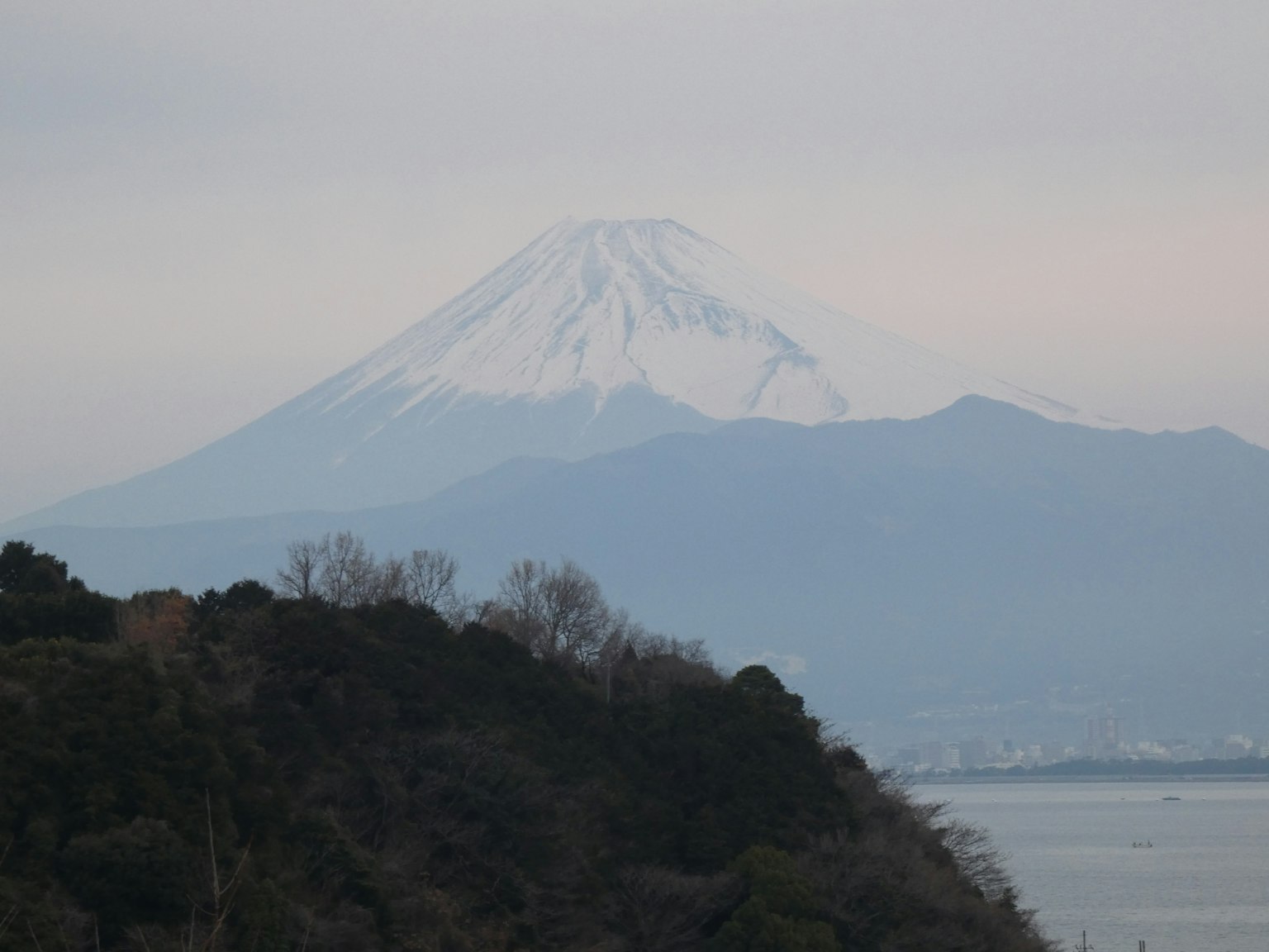 Mont Fuji enneigé en arrière-plan d'un paysage serein