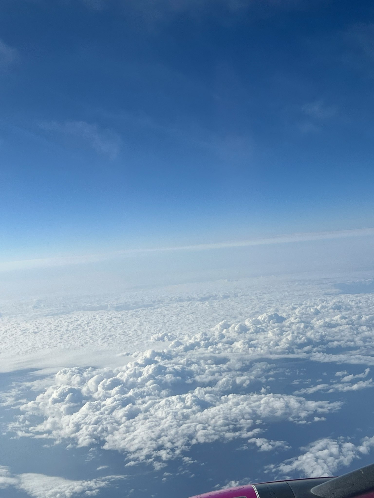 Belle vue du ciel bleu et des nuages blancs
