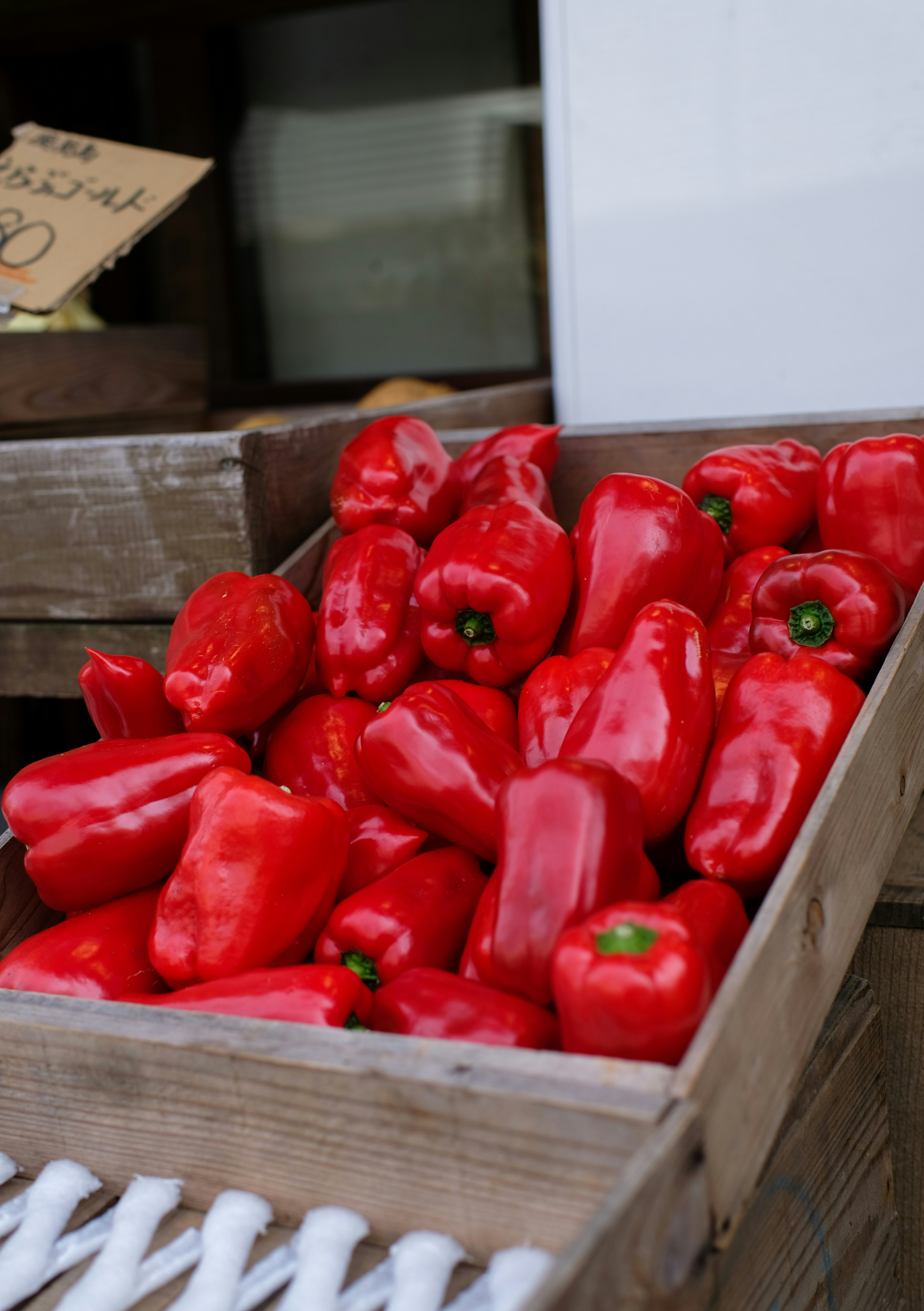 cajas de madera con pimientos rojos y pimientos morrones
