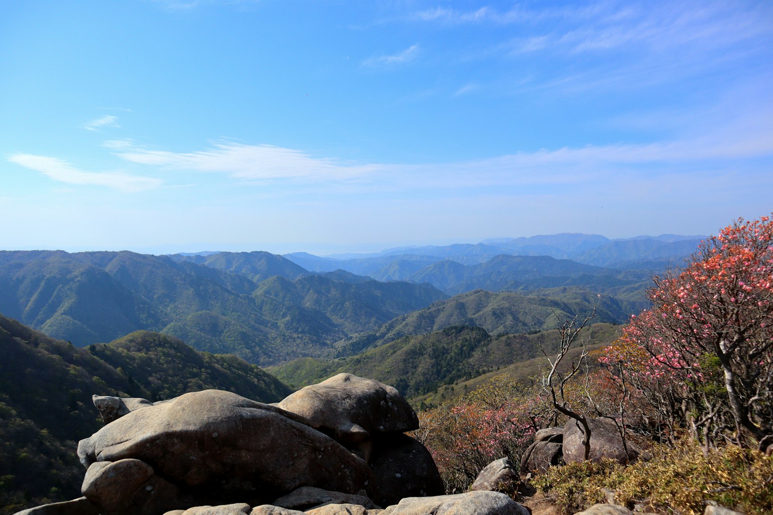 Bellissimo paesaggio con cielo blu e montagne grandi rocce e fogliame autunnale