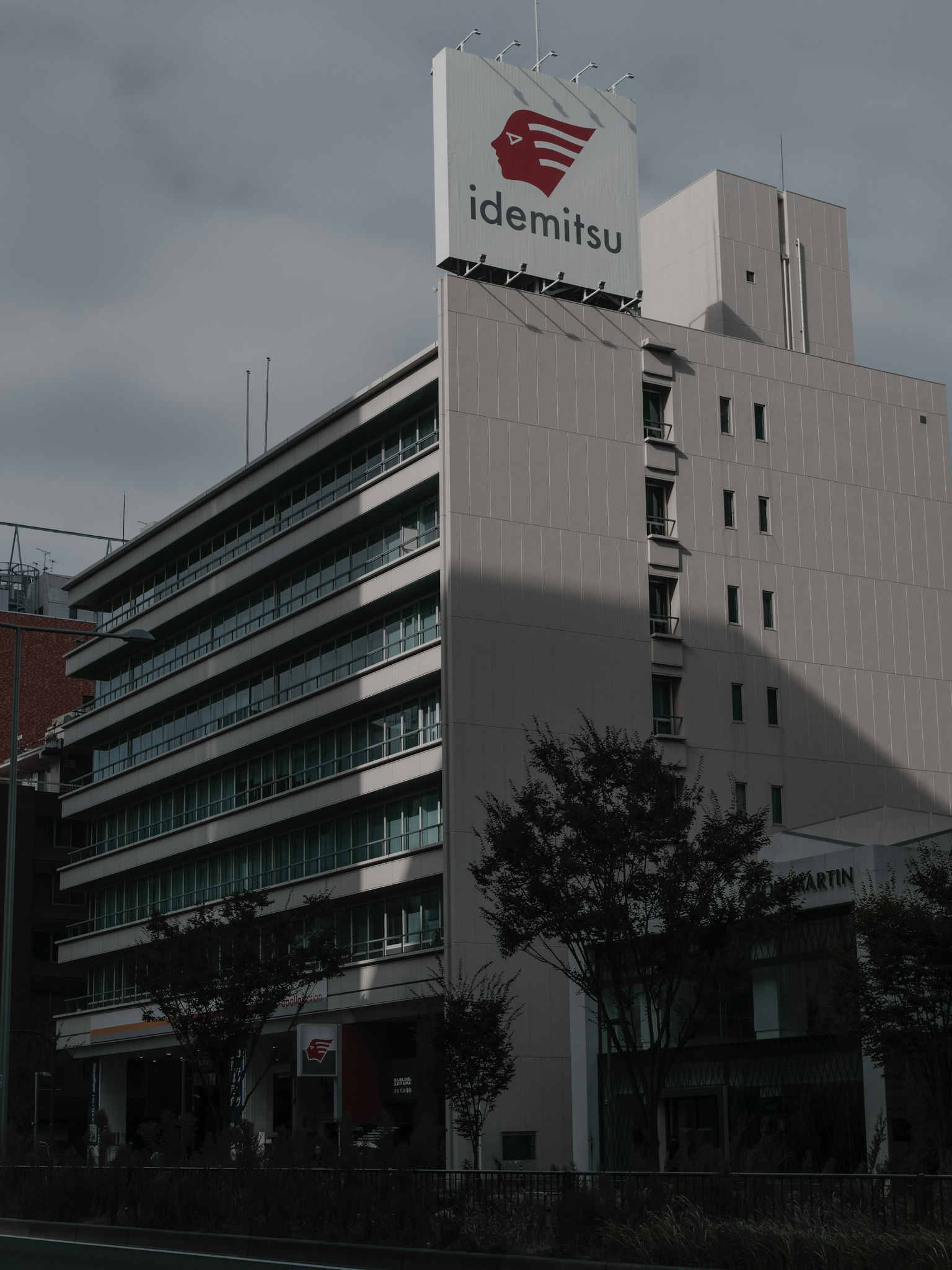 Moderne Gebäudeaußenansicht mit Idemitsu-Logo