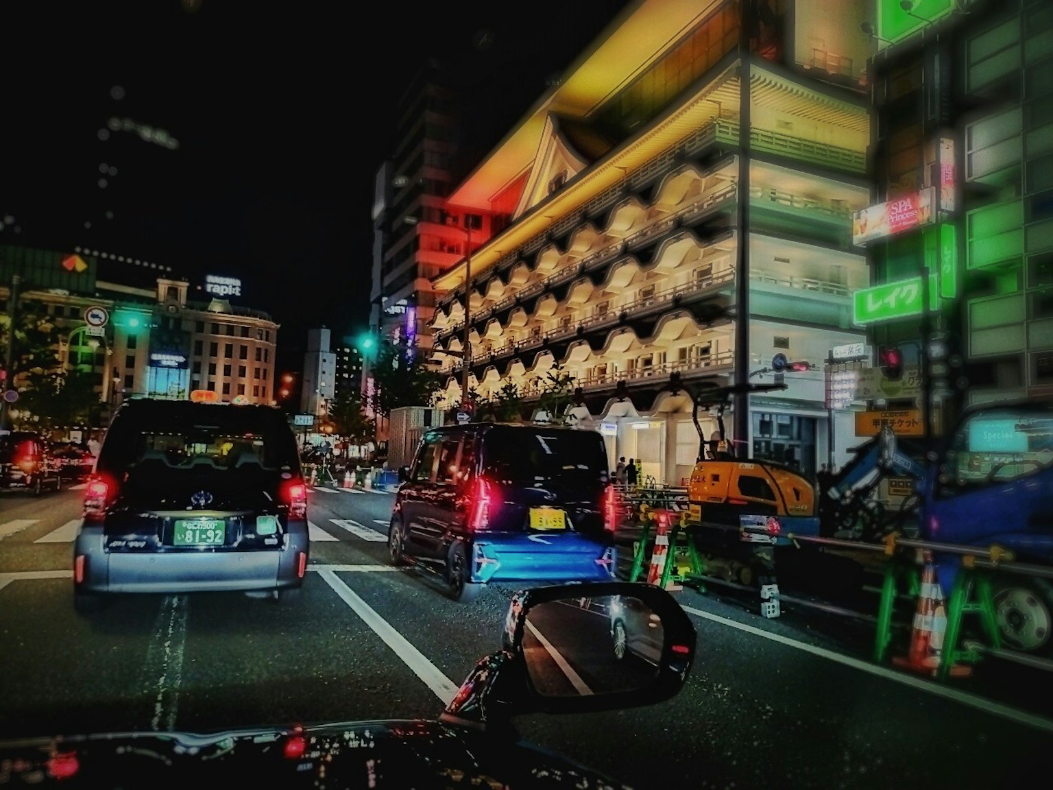 夜晚城市景观，流动的交通和色彩斑斓的广告牌