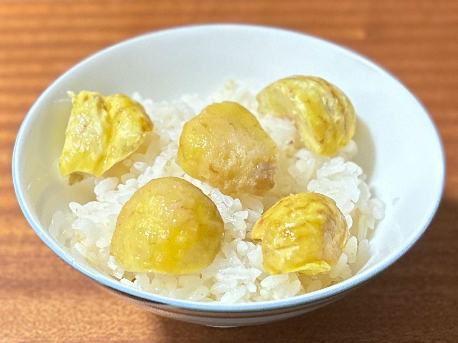 찐 밤이 얹힌 흰밥 그릇