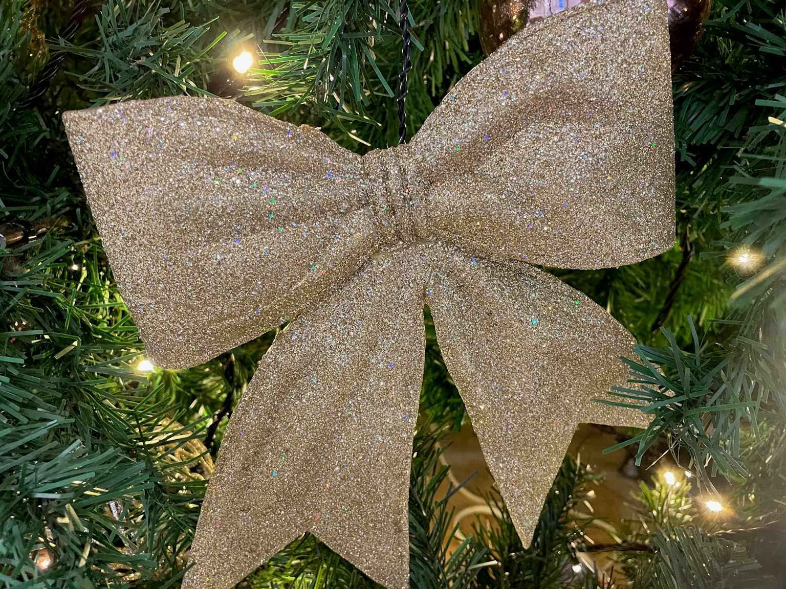 Goldglitzernde Schleife zur Dekoration eines Weihnachtsbaums