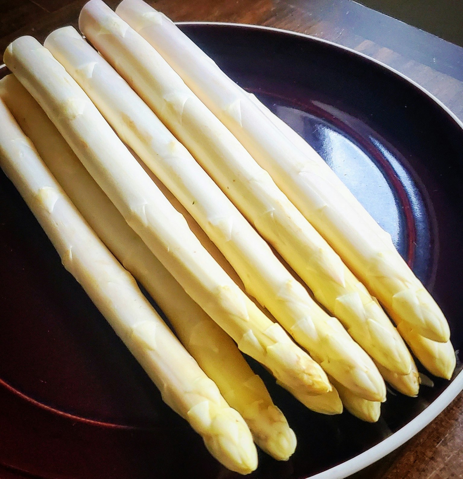 Asparagus putih disusun di atas piring