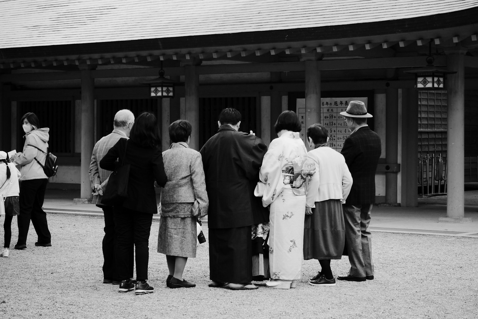 伝統的な衣装を着た人々が集まっているモノクロの写真