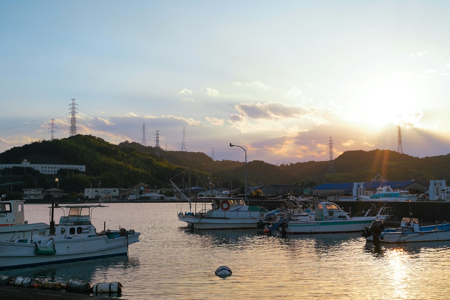 Barche da pesca ormeggiate in un porto al tramonto