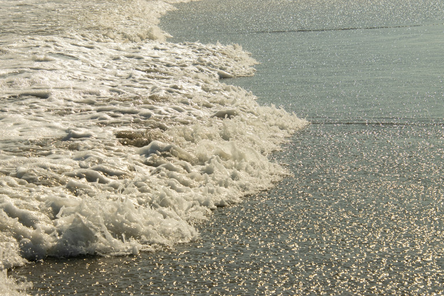 海浪拍打在沙灘上