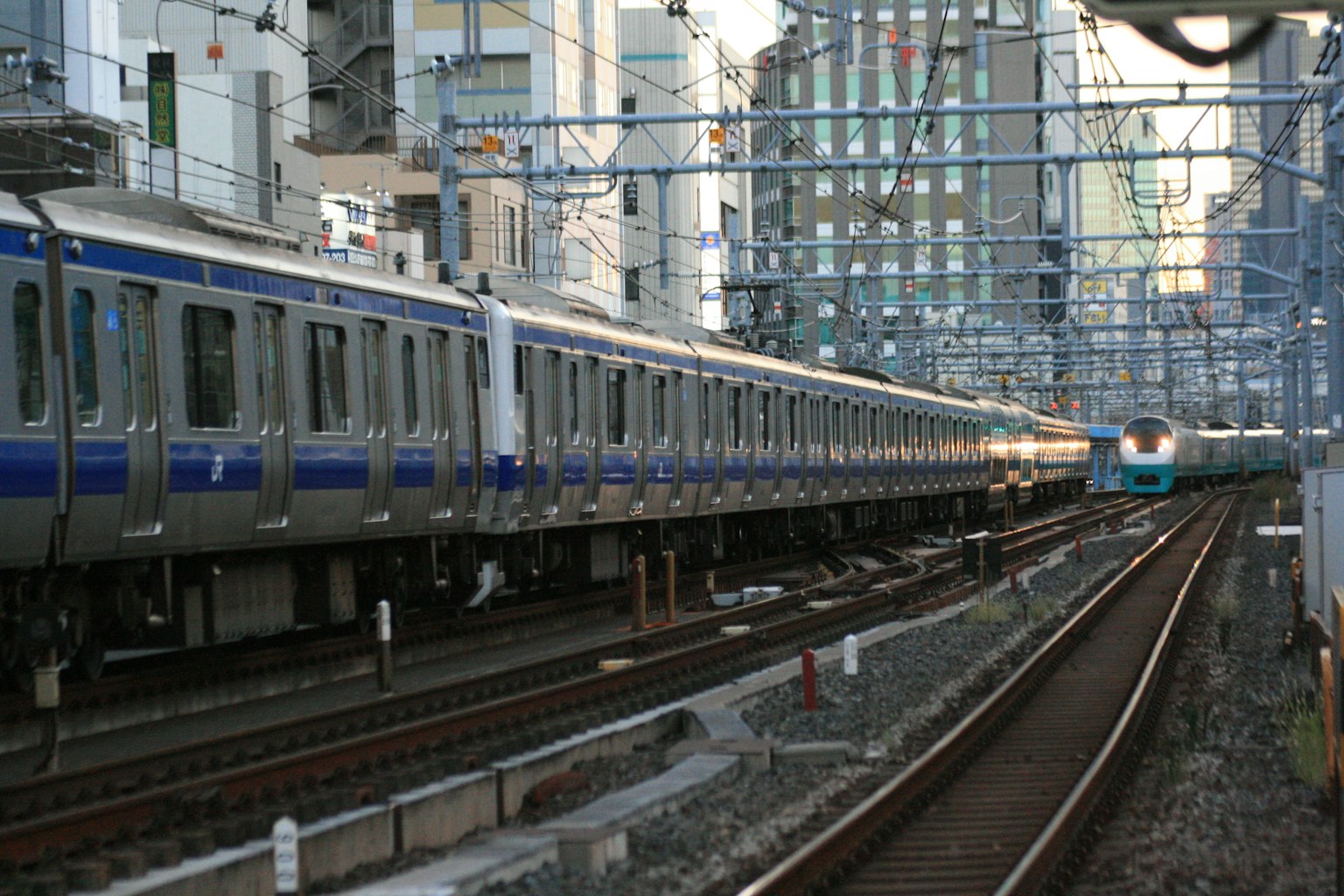 ฉากรถไฟในเมืองพร้อมตึกสูง