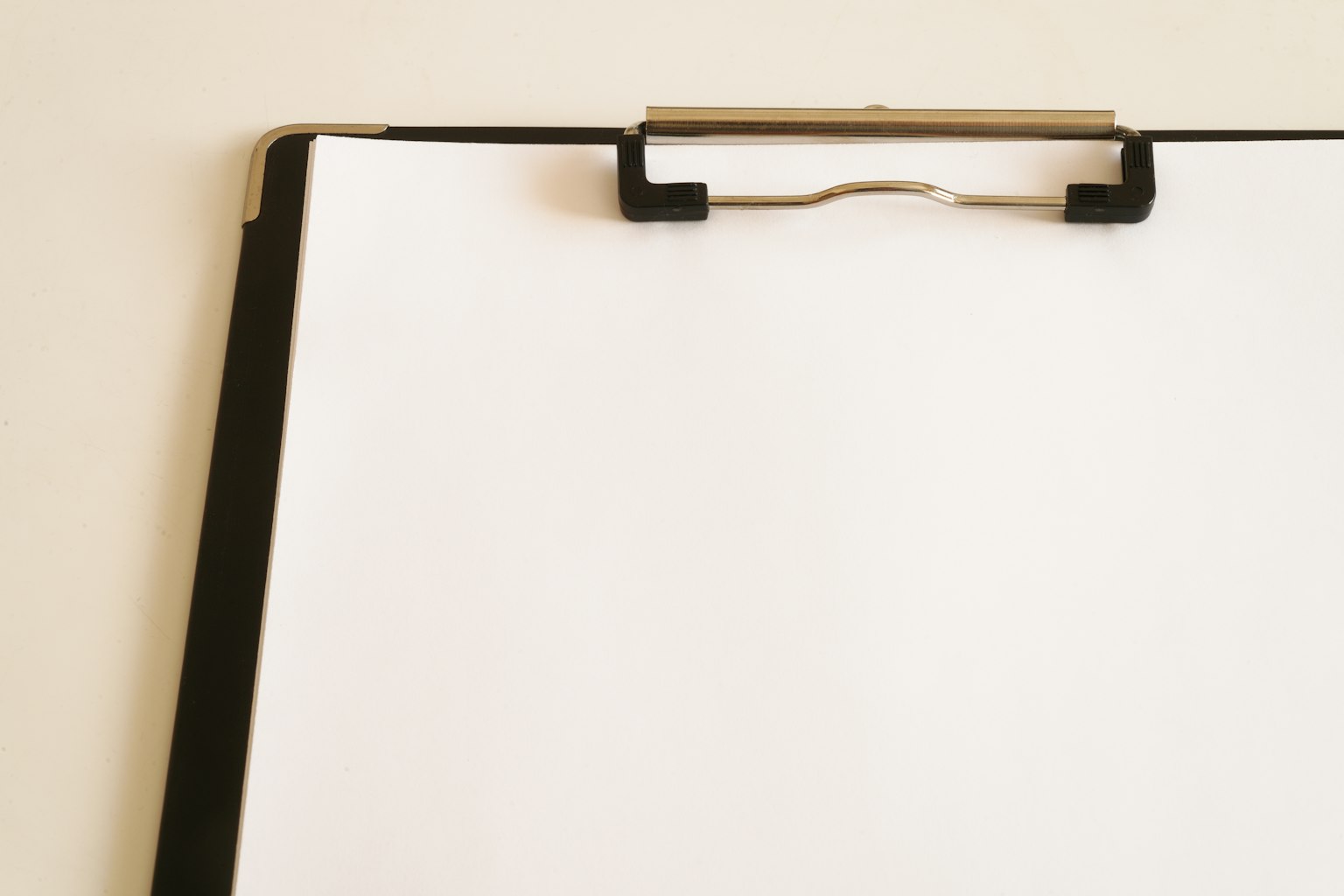 Bild eines Clipboards mit einem leeren Blatt Papier