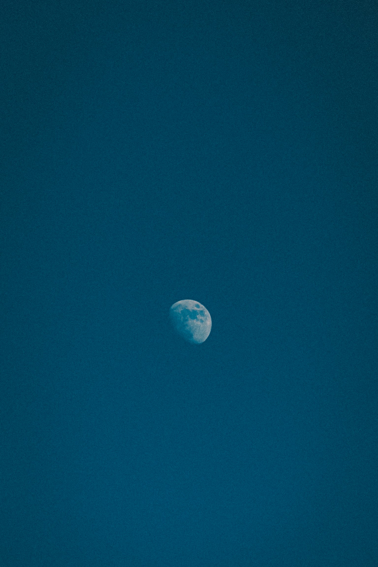Close-up bulan di langit biru