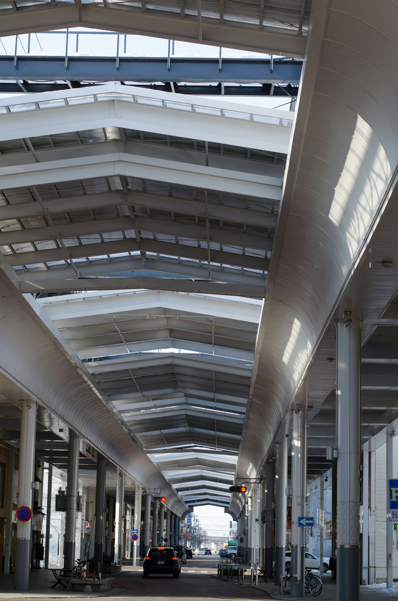 Couloir spacieux avec une structure de toit moderne