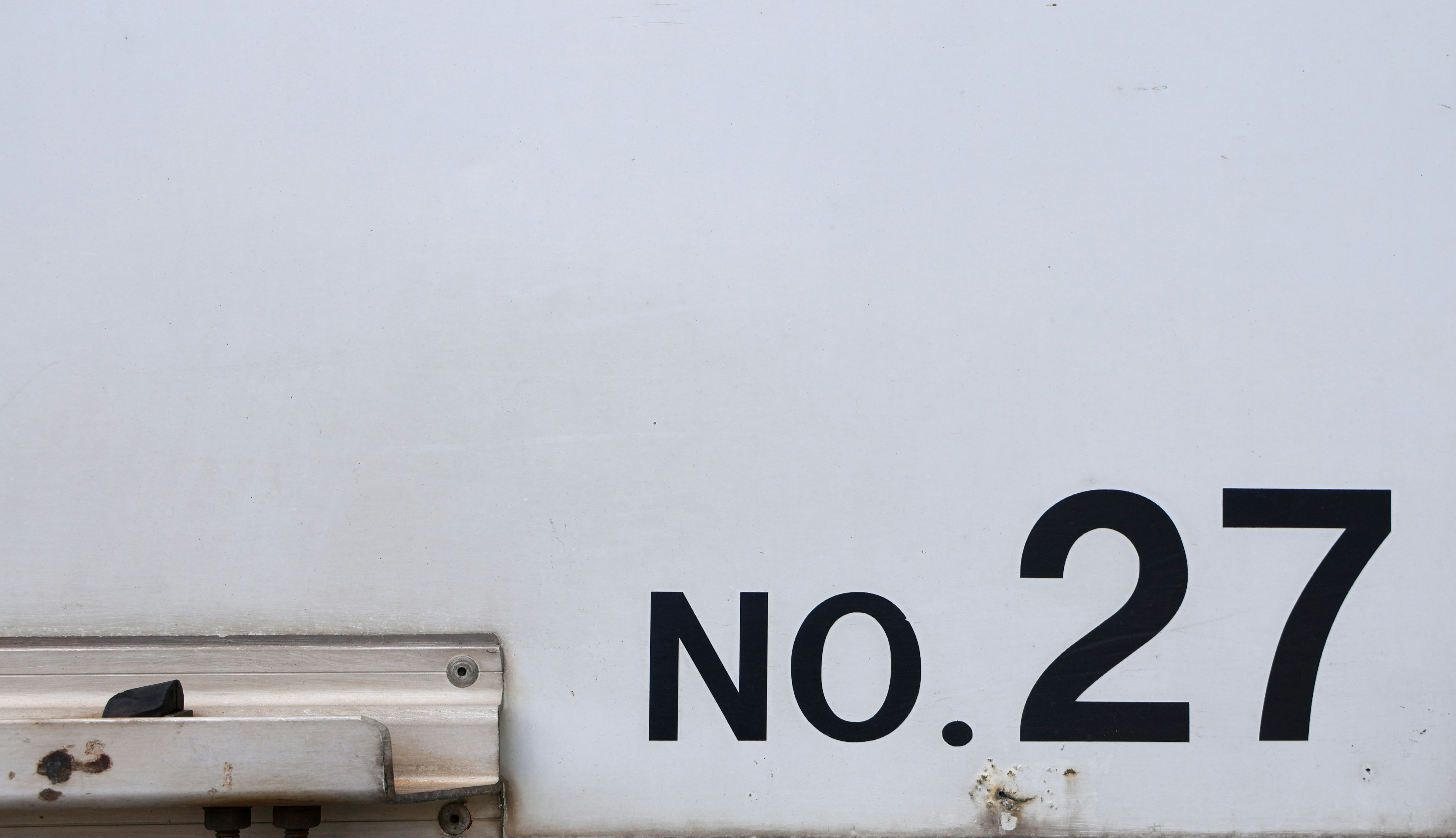 「NO.27」の表示がある白い壁面