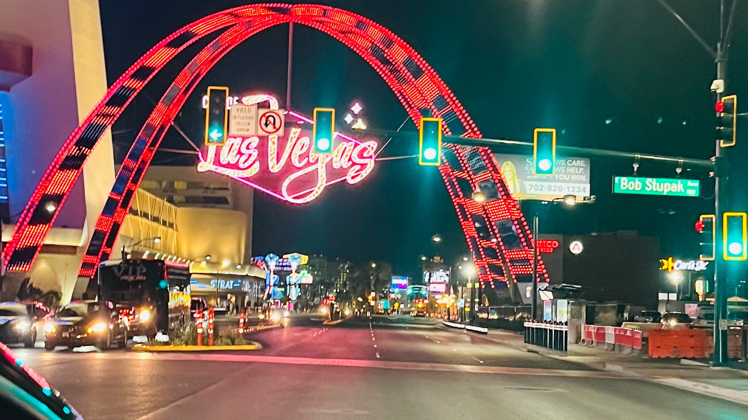 Arche emblématique et enseigne au néon de Las Vegas la nuit