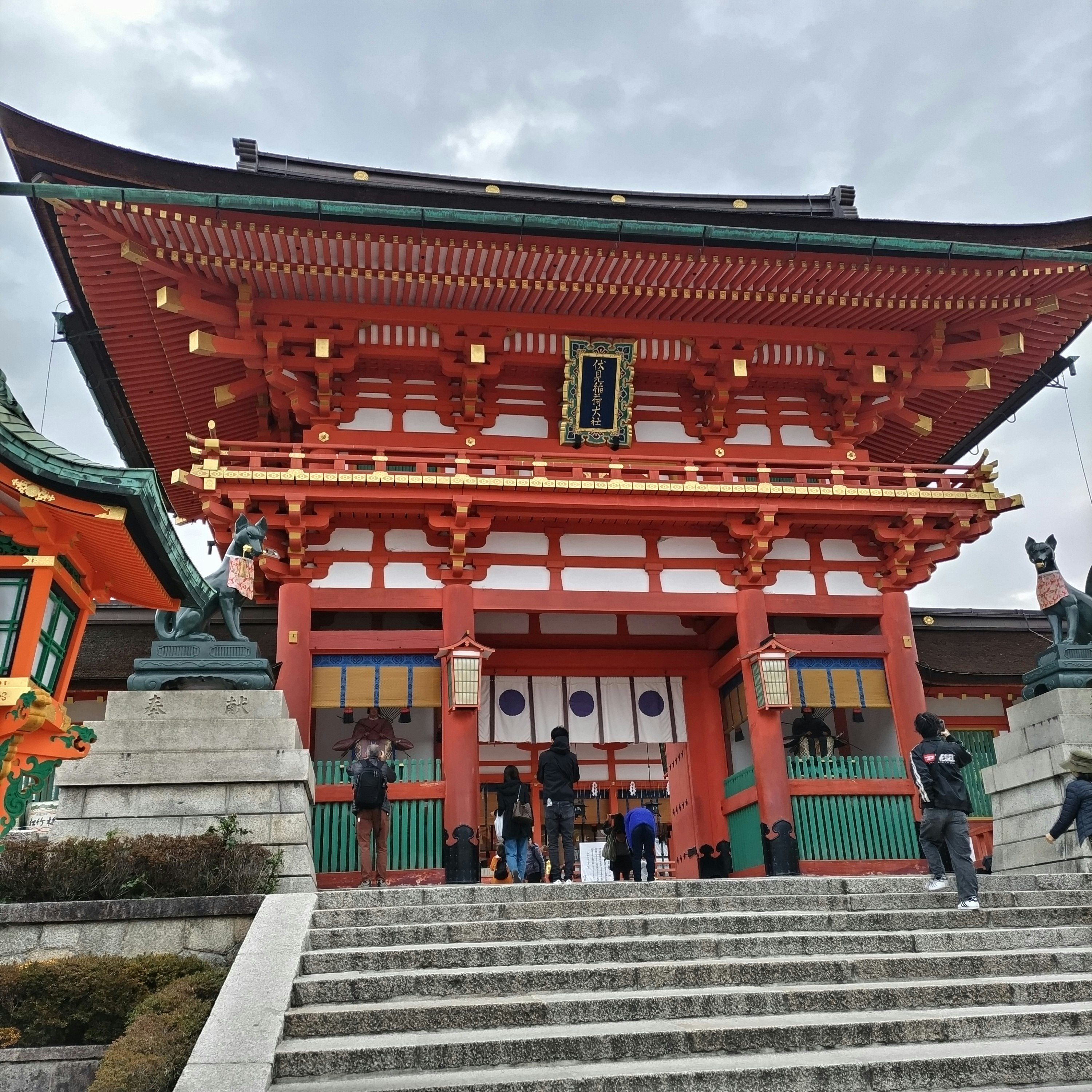 朱色の門と石段がある神社の参道