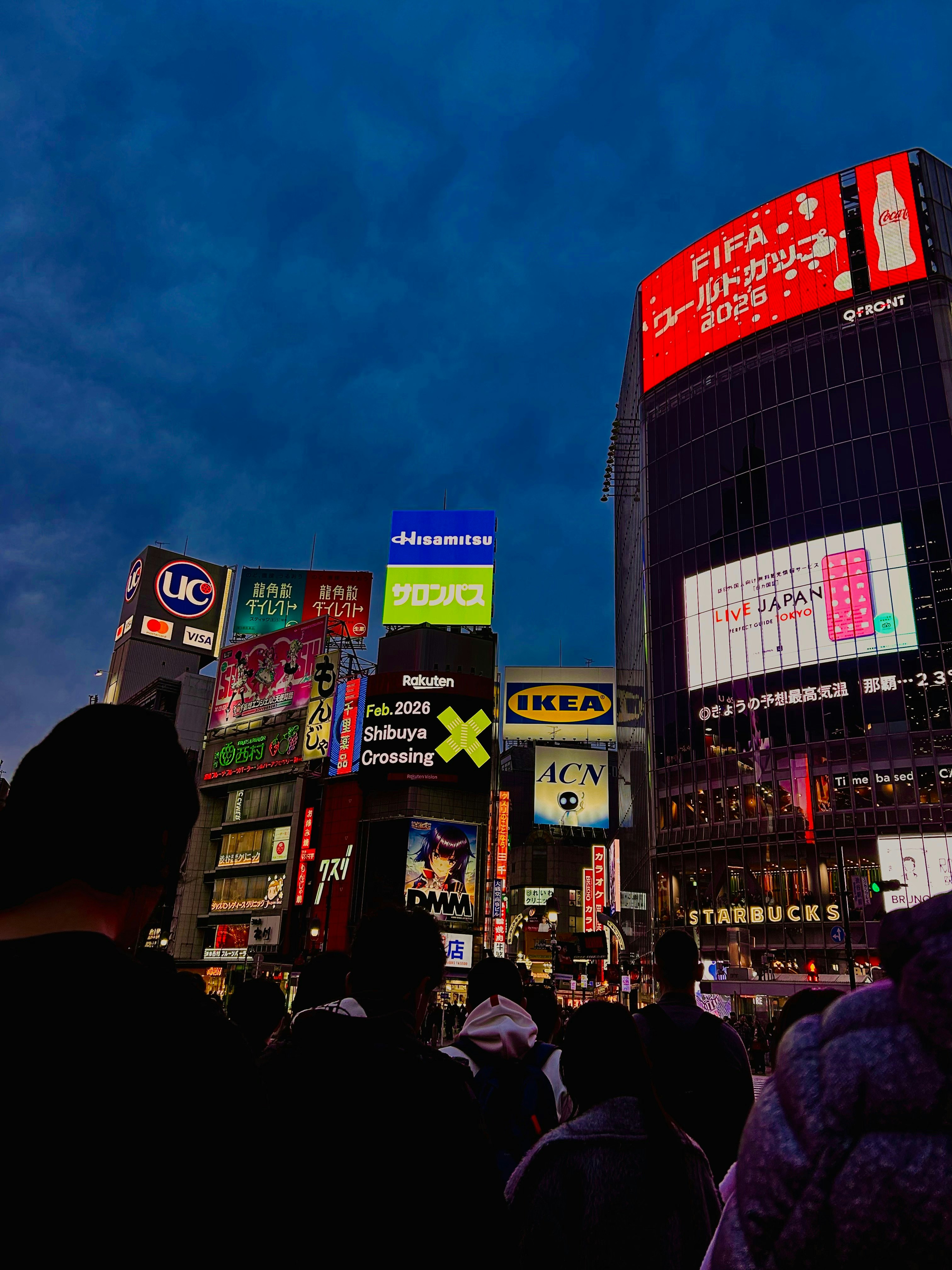 夜のネオン看板が並ぶ都市の街並み