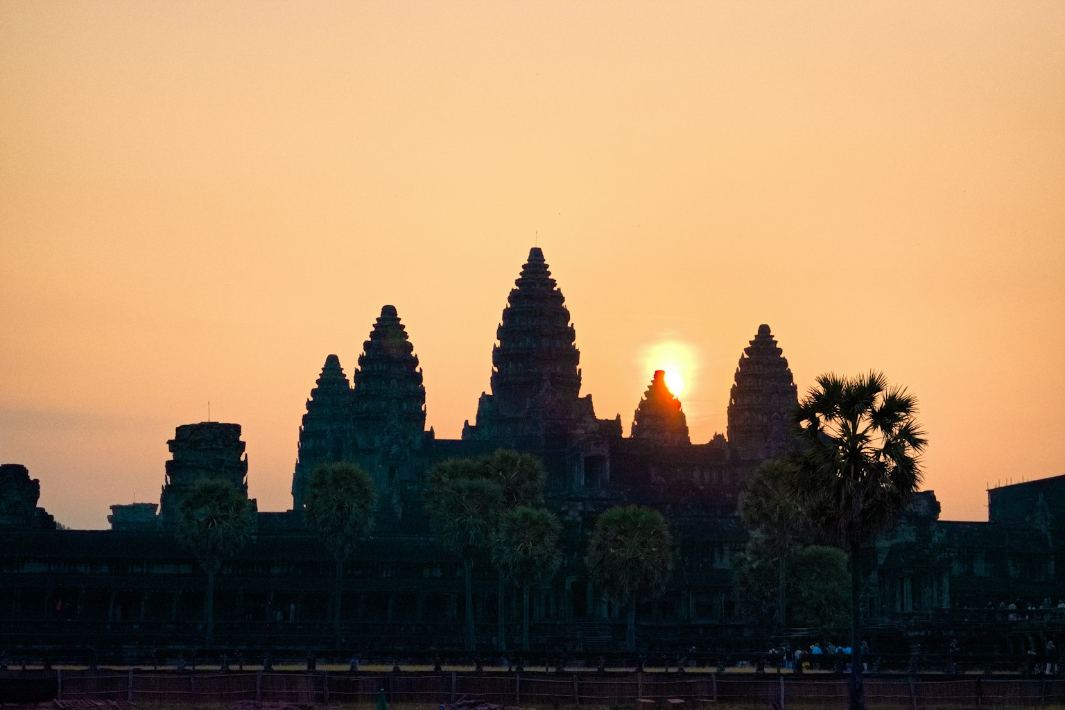 Silhouette di Angkor Wat al tramonto