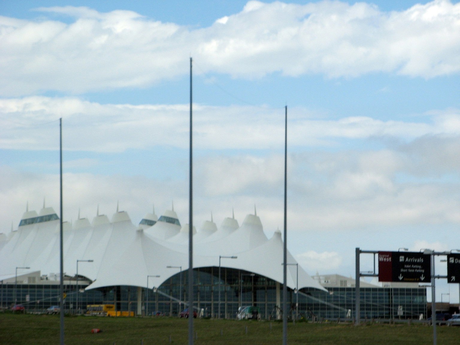 Aéroport international de Denver avec un toit en dents de scie et un ciel bleu