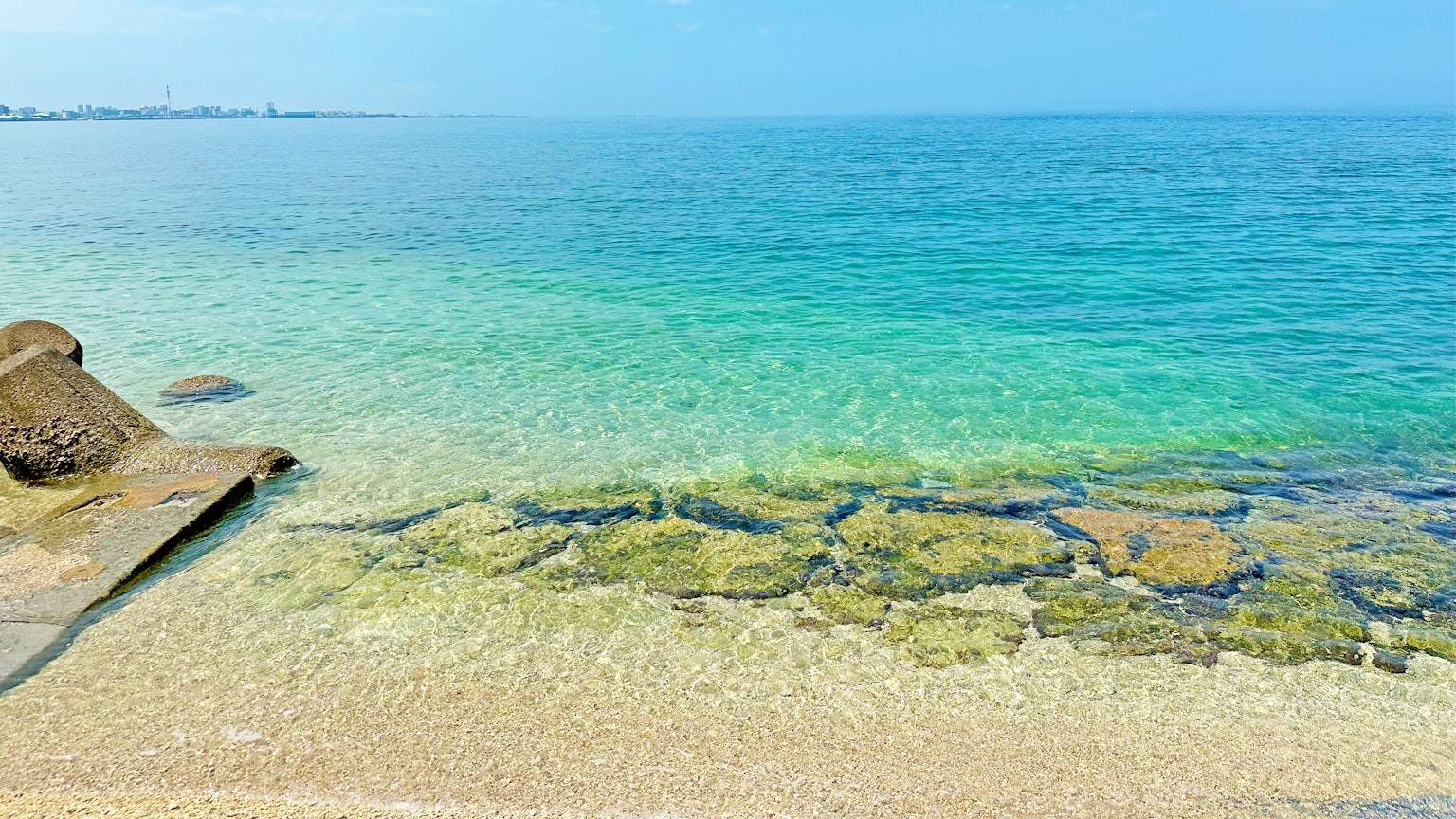 美丽的蓝色海洋和浅水景观，有岩石和沙滩