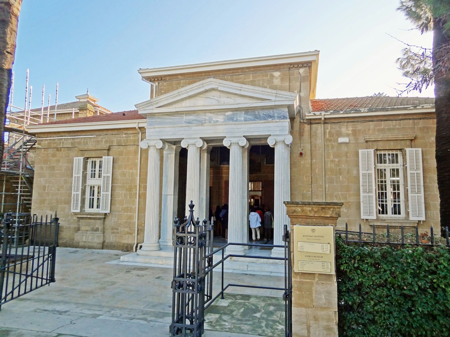Entrée avant d'un bâtiment en pierre classique avec des colonnes