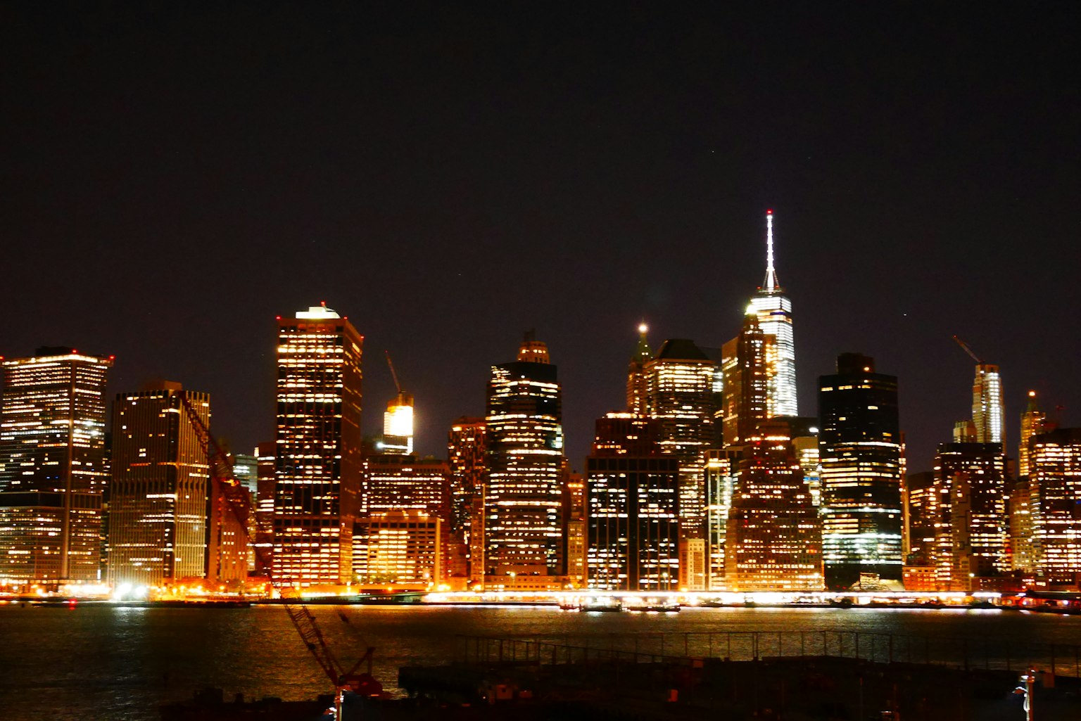 New Yorker Skyline bei Nacht beleuchtet mit Wolkenkratzern und Lichtern